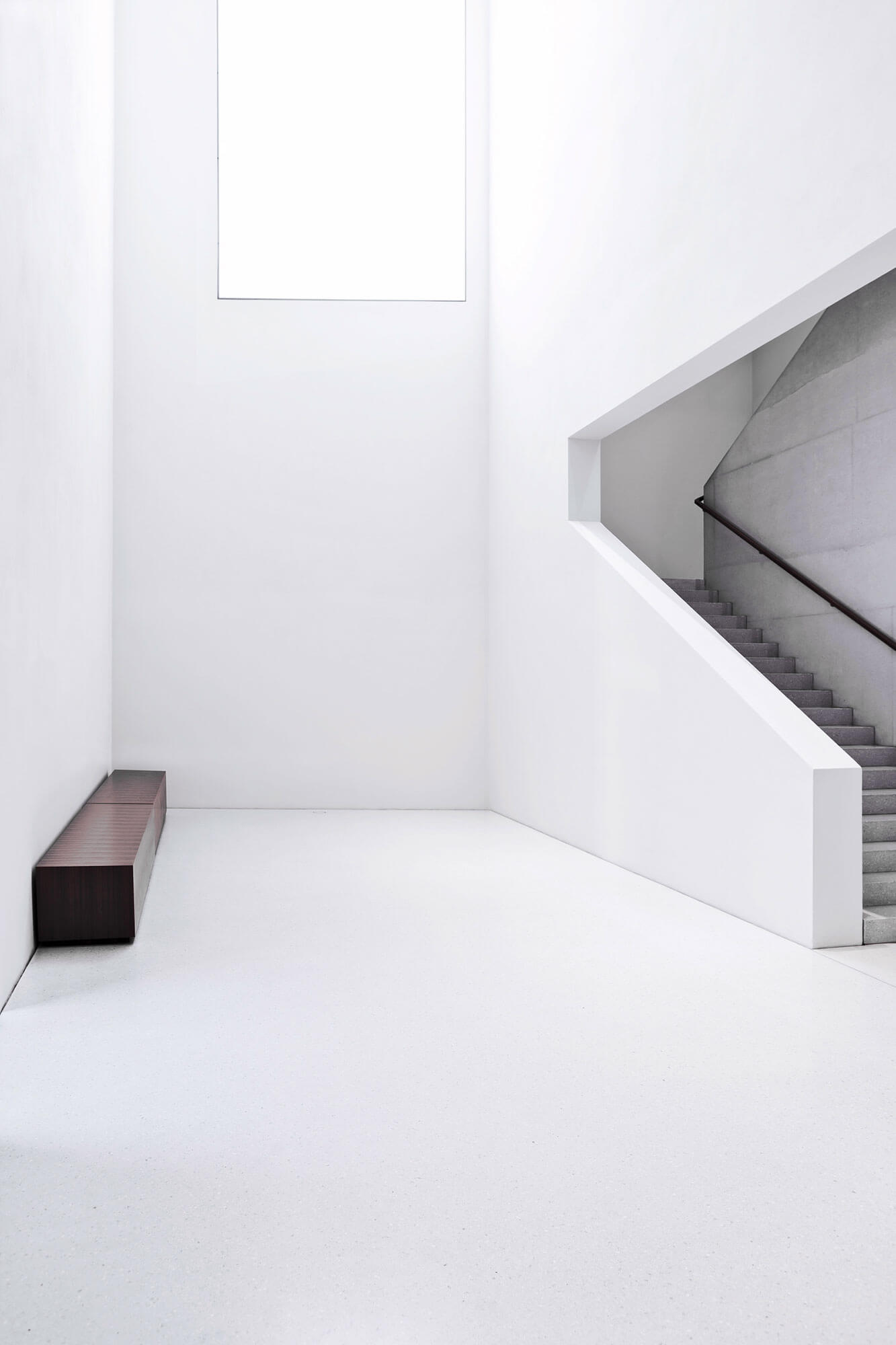 Eingangsbereich mit Treppe und Fenster