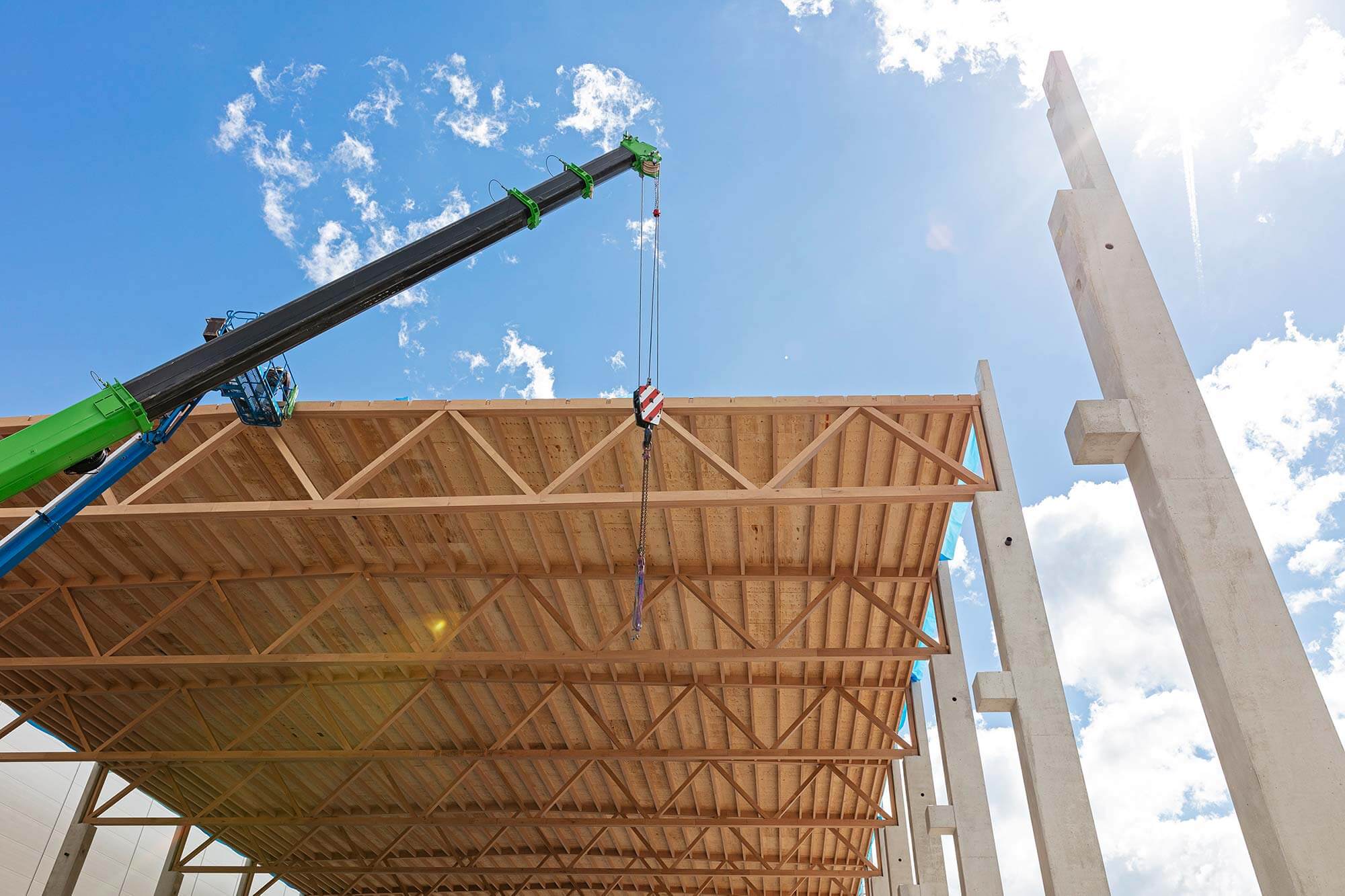 Baustelle Holzkonstruktion mit Kran und Gegenlicht