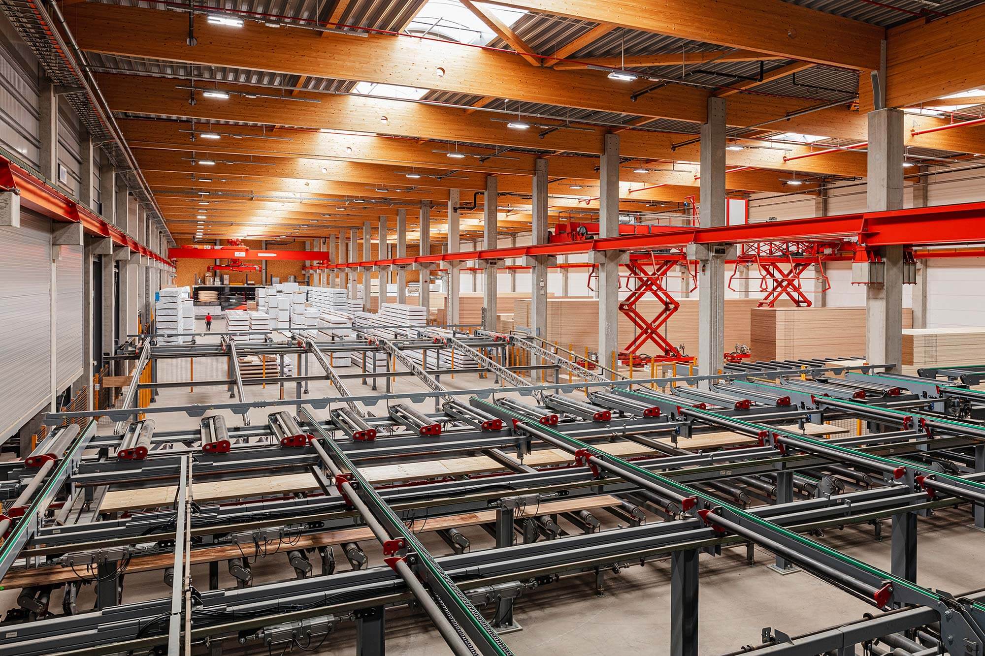 Industriehalle mit Verladung im Hintergrund