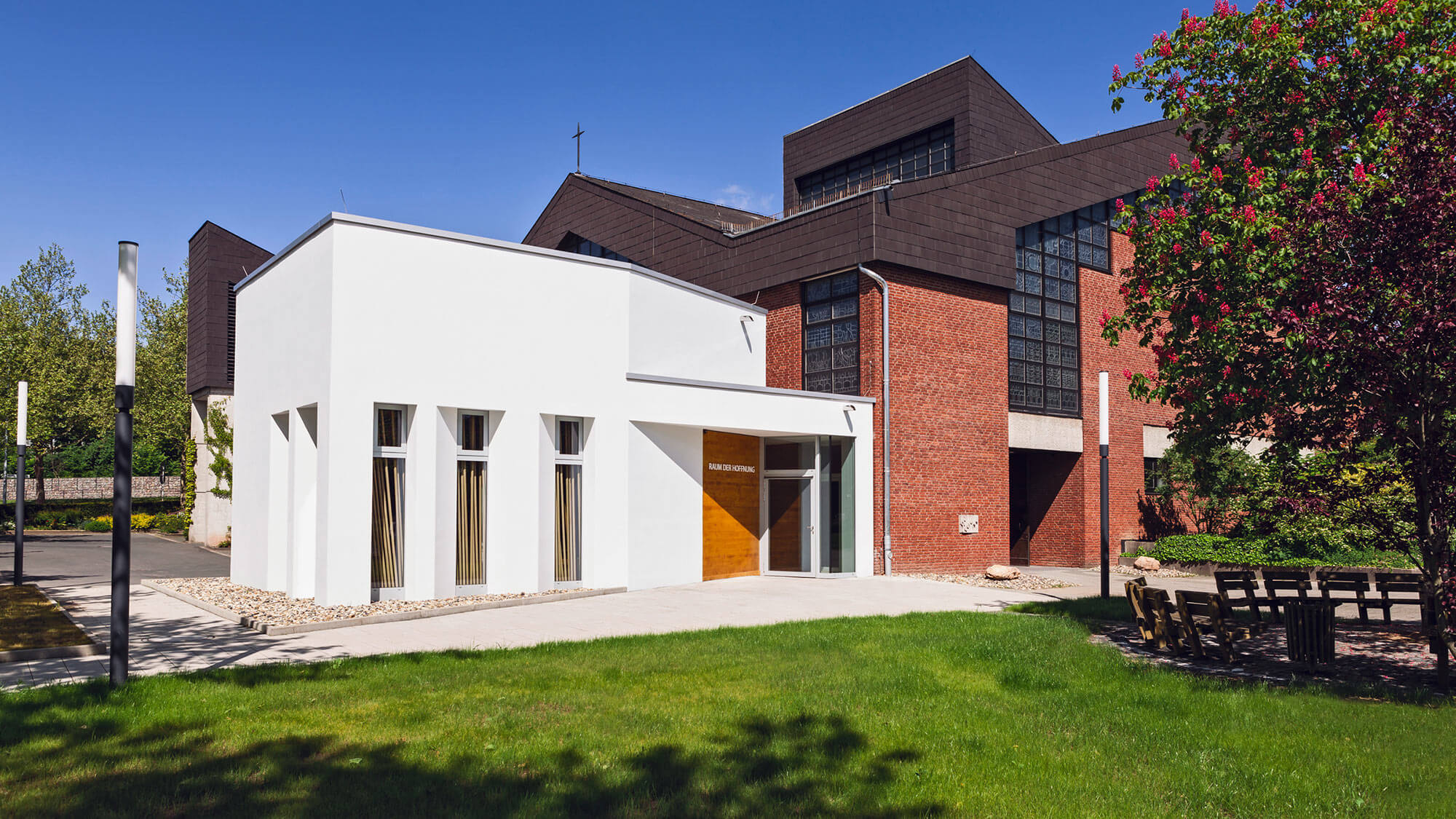 Kirche Anbau mit Himmel