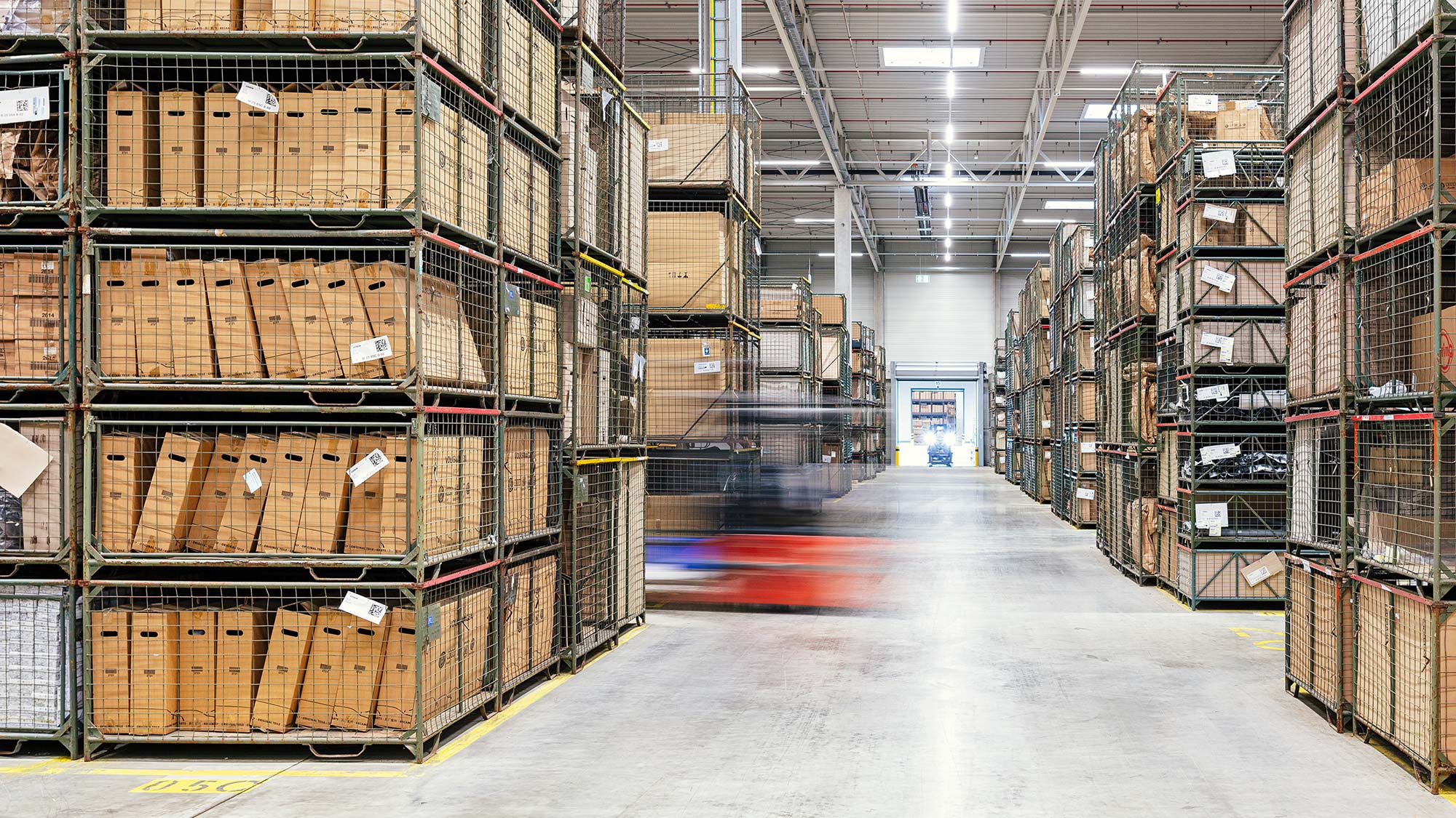 Logistikhalle mit Gabelstapler in Bewegung