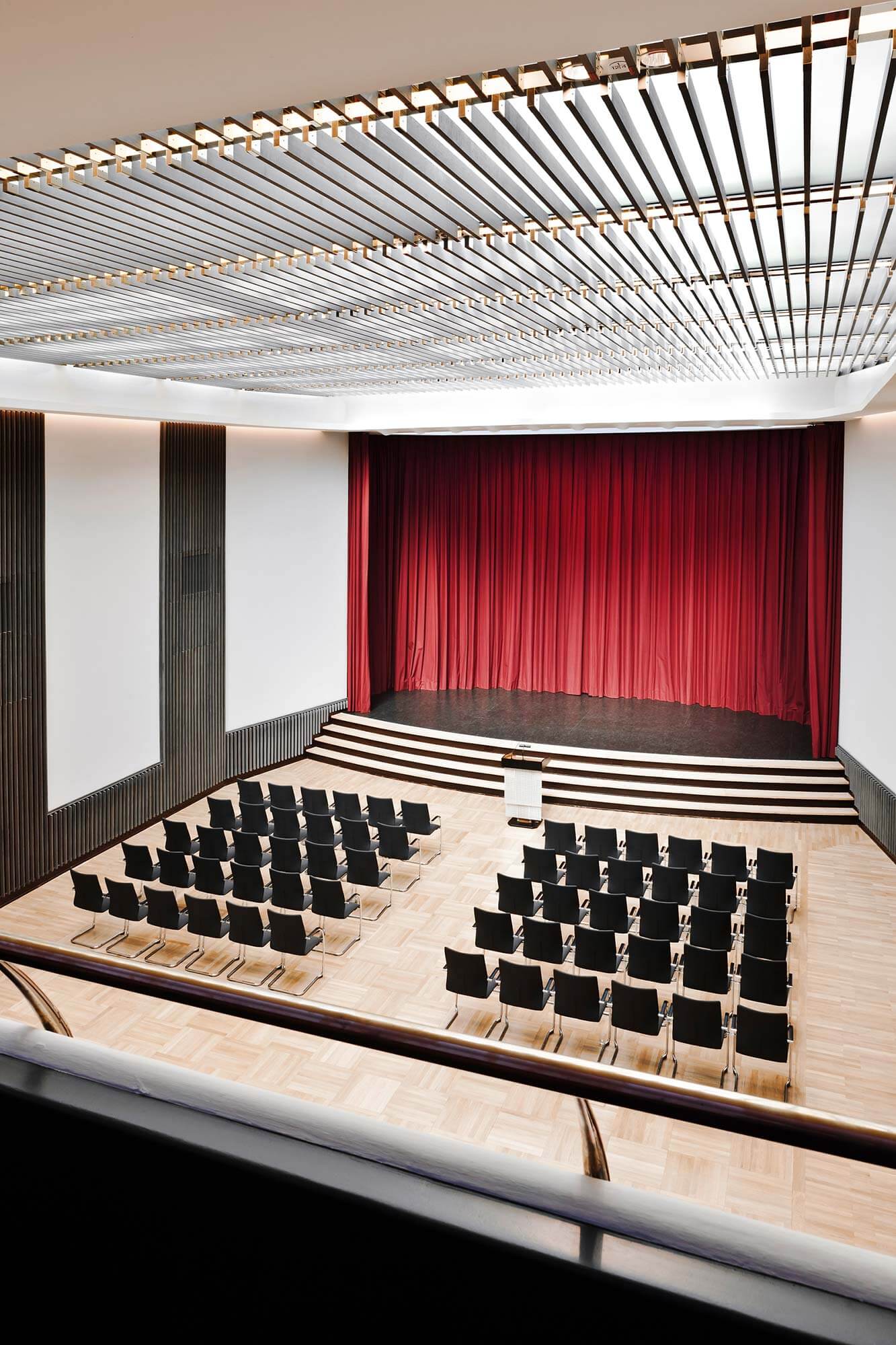 Innenansicht Saal mit rotem Vorhang