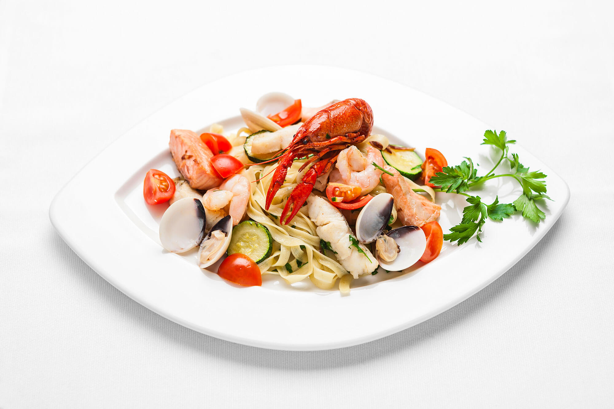 Pasta Frutti di Mare auf weißem Teller serviert