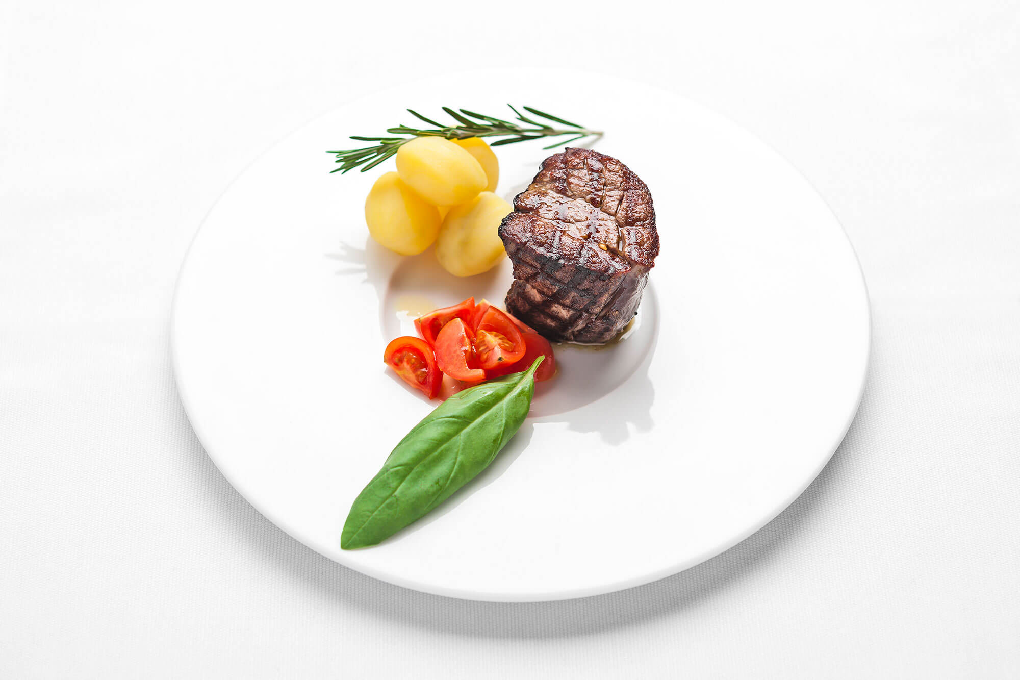 Steak und Kartoffeln auf weißem Teller serviert