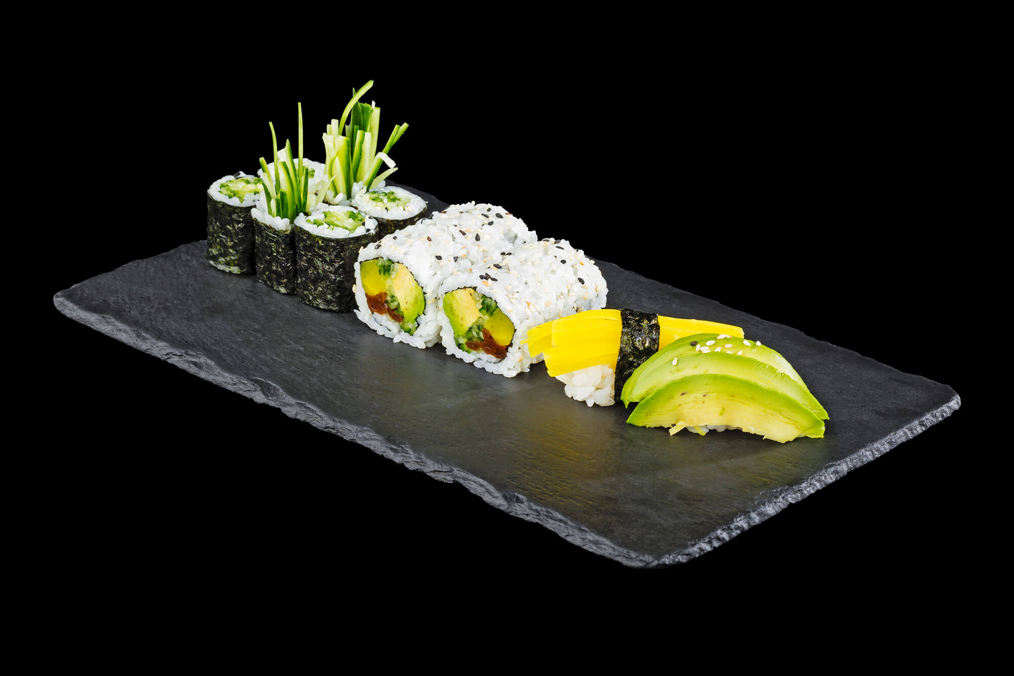 Sushi Platte und Kappa Maki auf Schieferplatte vor schwarzem Hintergrund