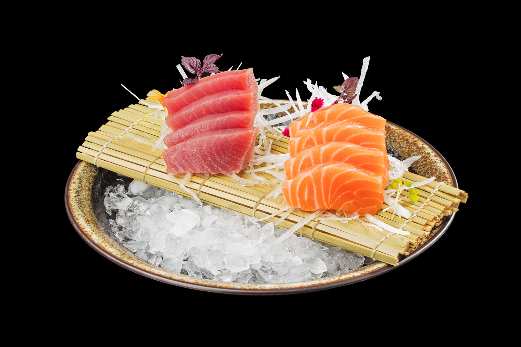 Thunfisch und Lachs auf Eis auf Schieferplatte vor schwarzem Hintergrund