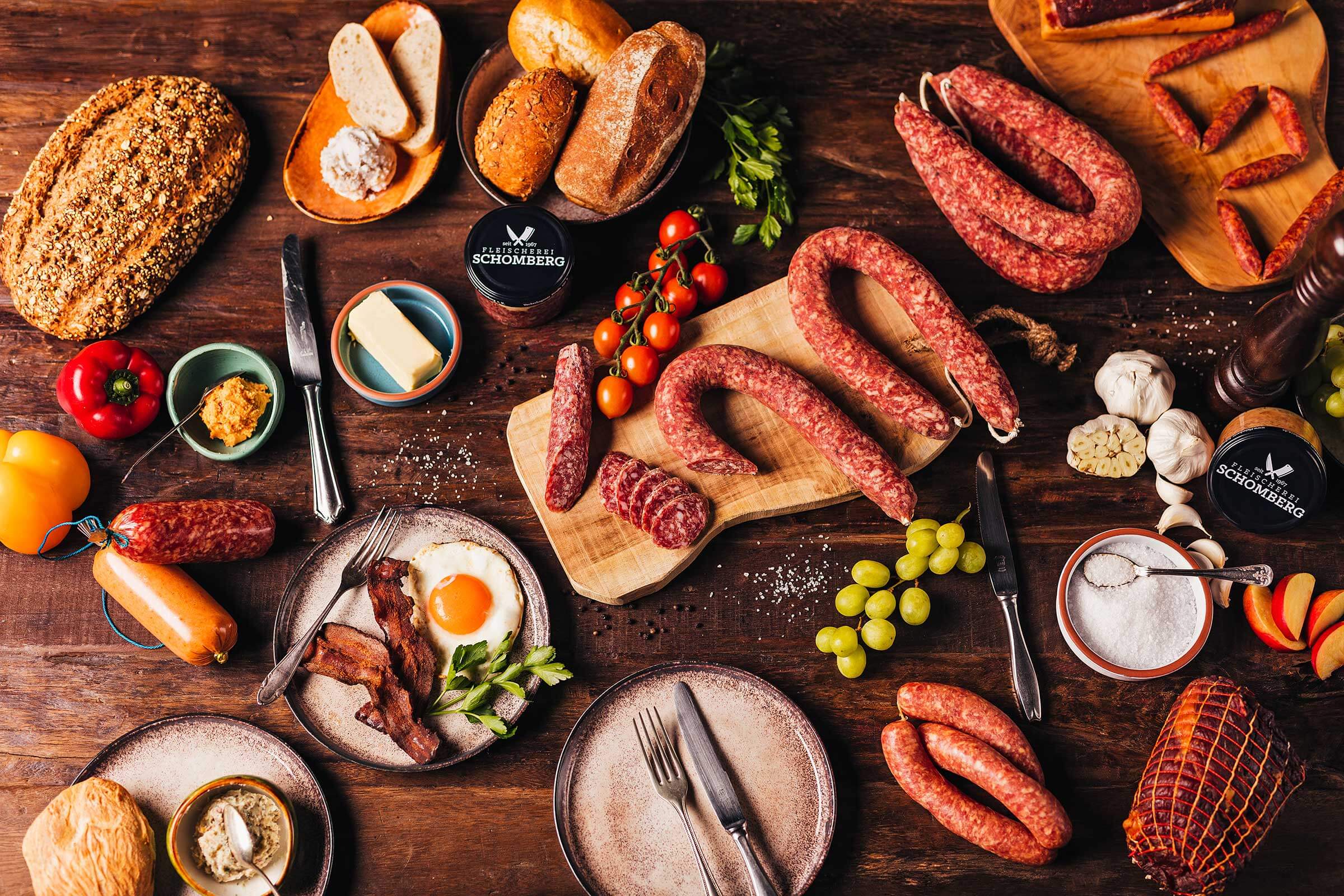 Verschiedene Nahrungsmittel auf rustikalem Holztisch angerichtet