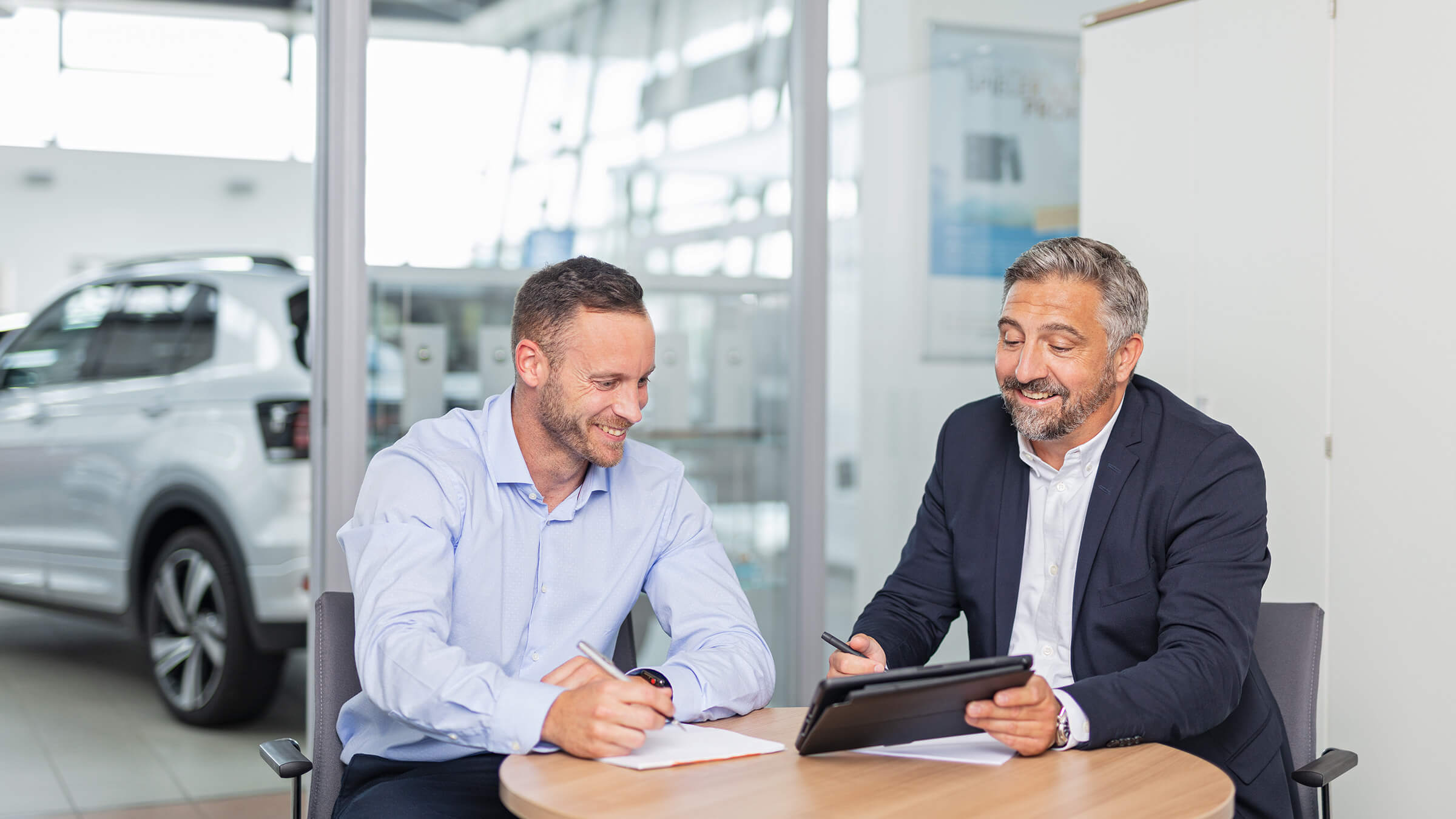 Businessportrait Zwei Männer im Gespräch im Autohaus