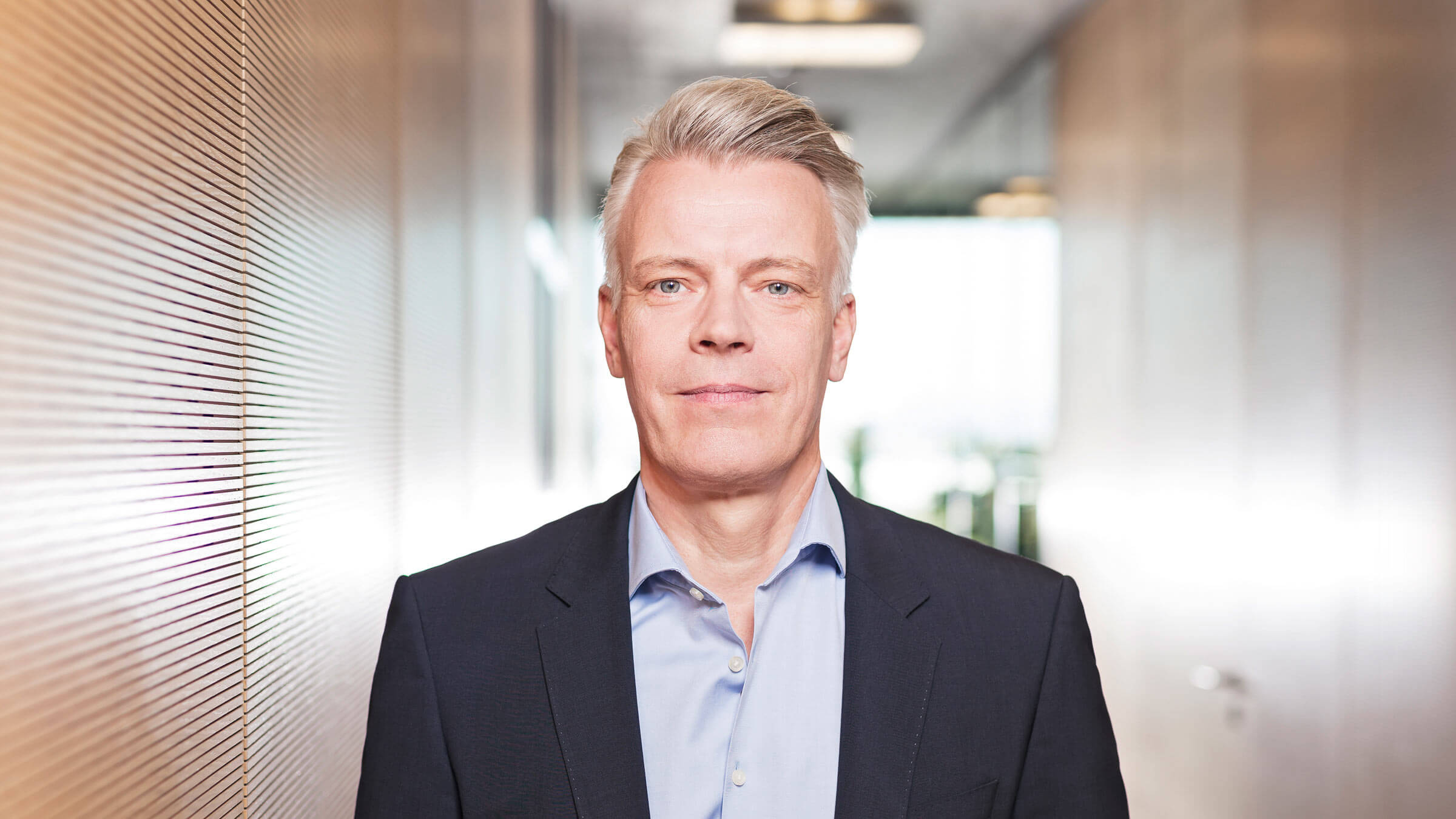 Businessportrait Mann im Anzug im Unternehmen fotografiert