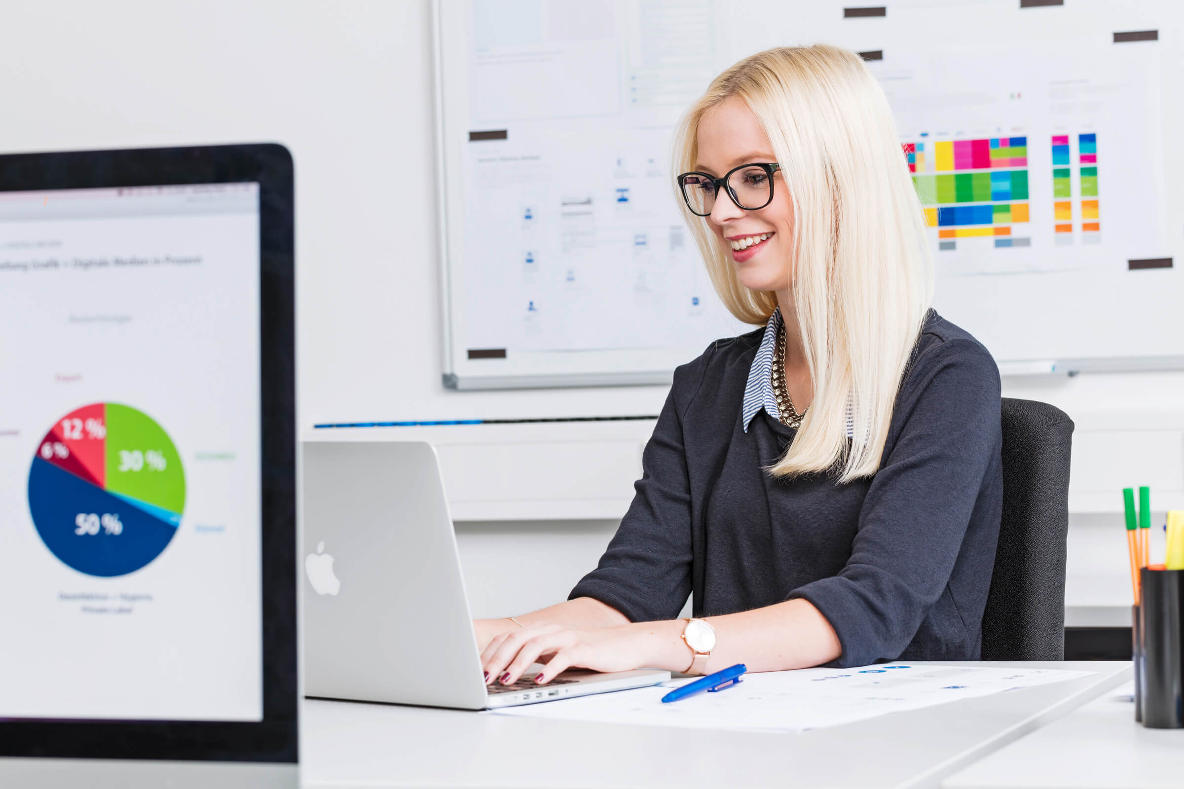 Frau im Büro am Laptop