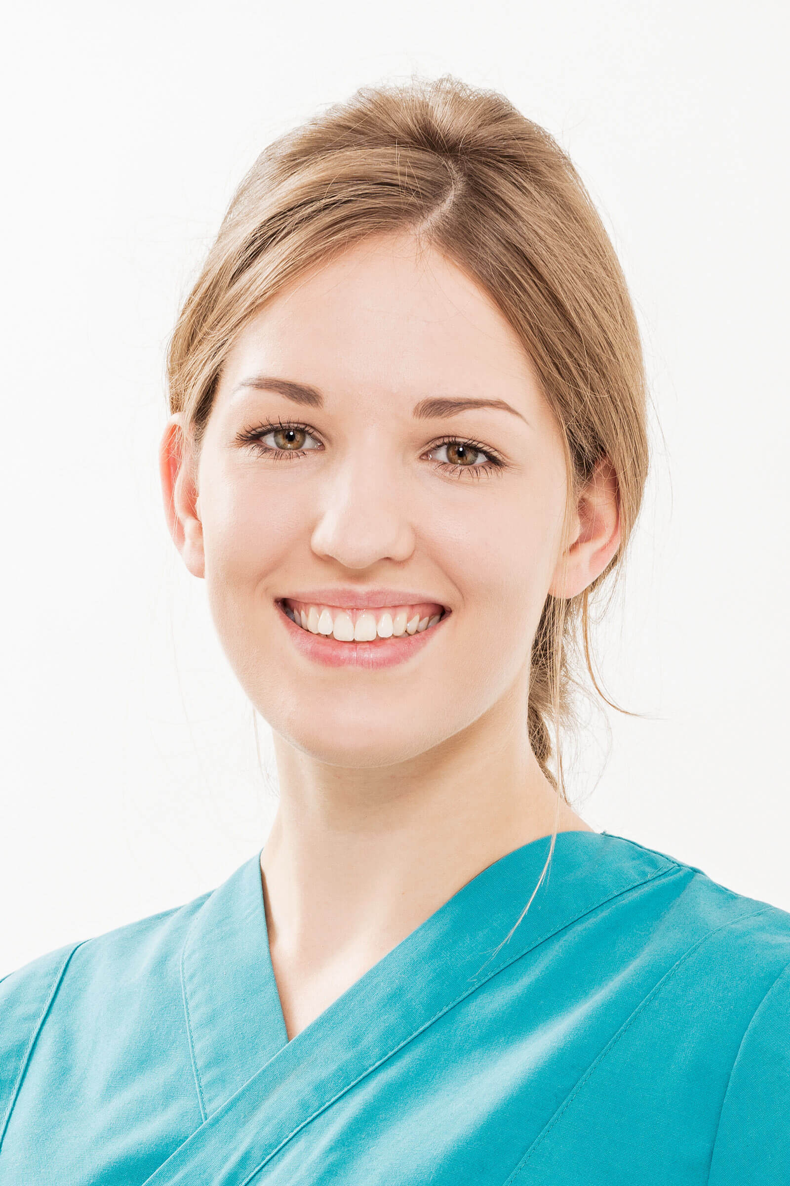 Mitarbeiterportrait einer jungen Frau vor grauem Hintergrund