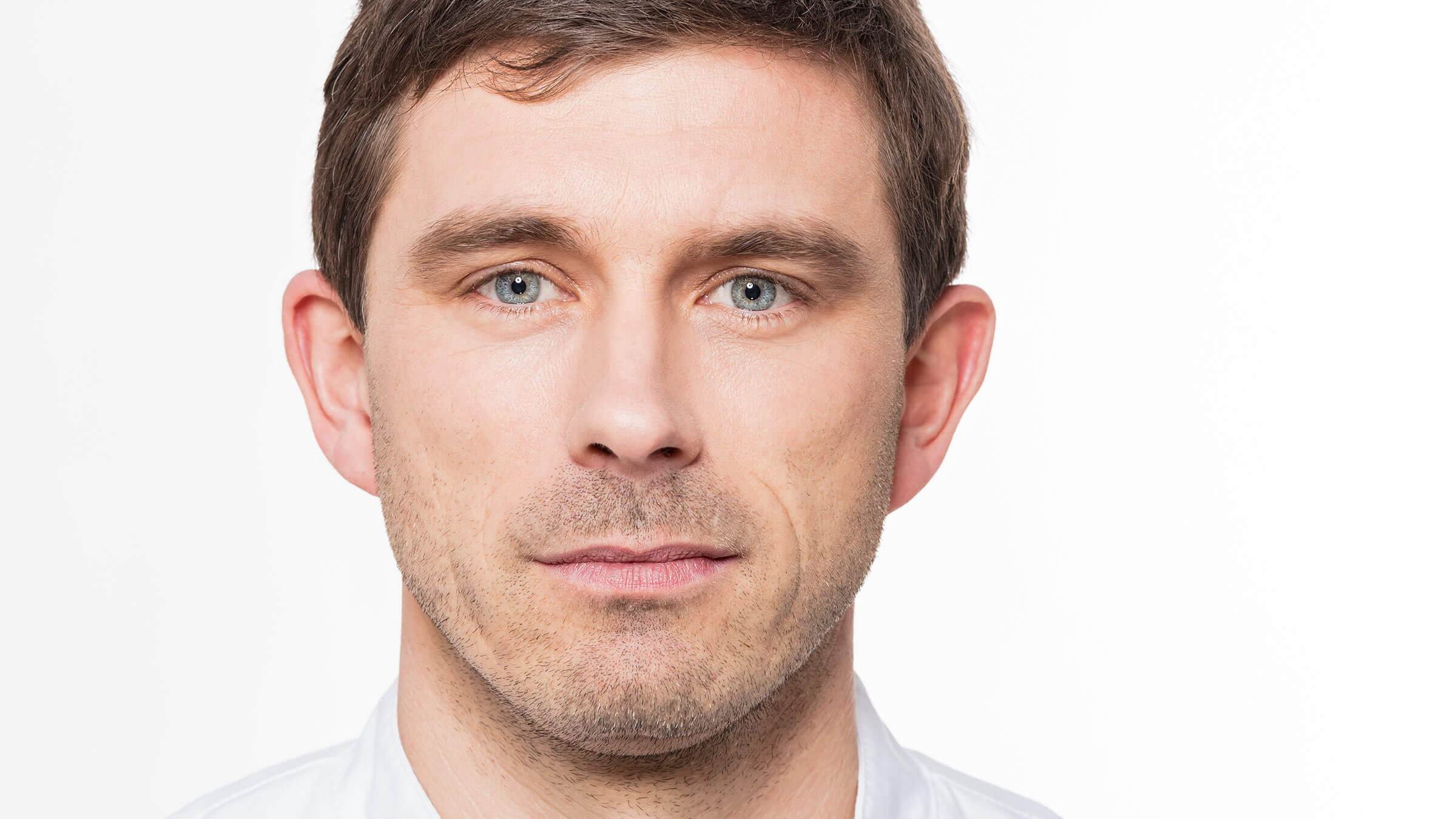 Businessportrait eines Arztes vor weißem Hintergrund