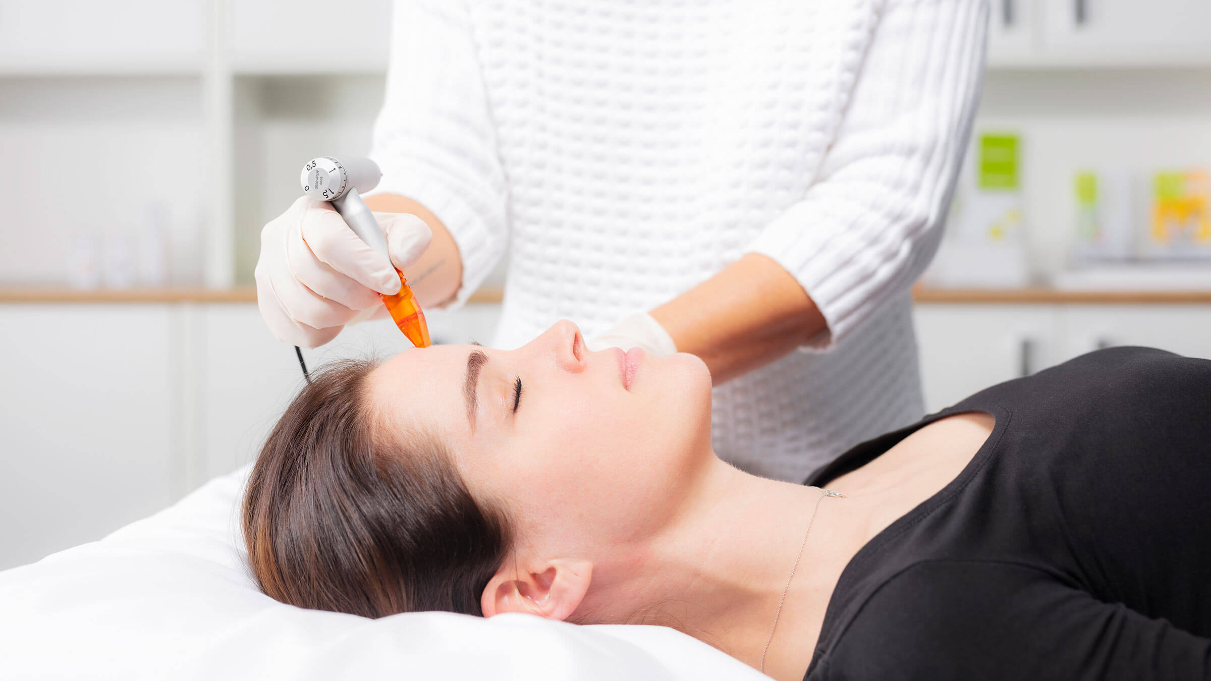 Kosmetikbehandlung einer Frau in einer Praxis