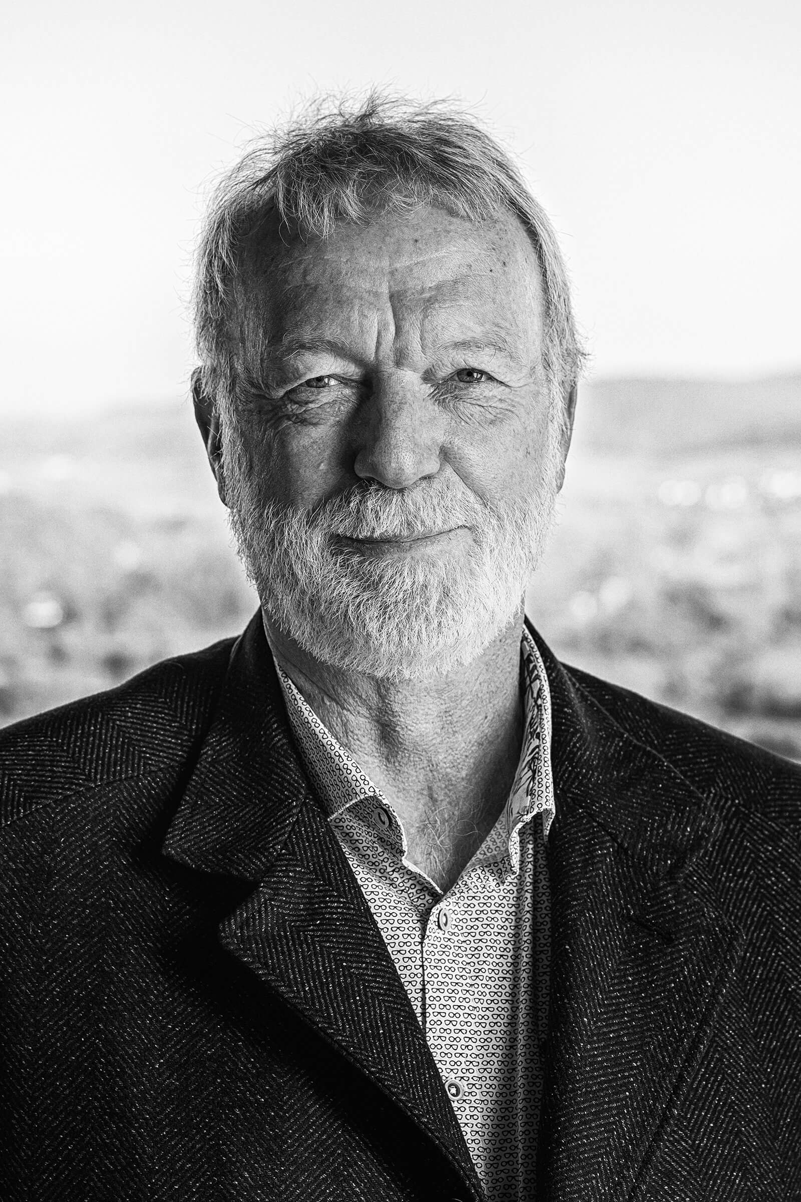 Schwarz Weiß Portrait eines Mannes auf einem Aussichtsturm in Hessen