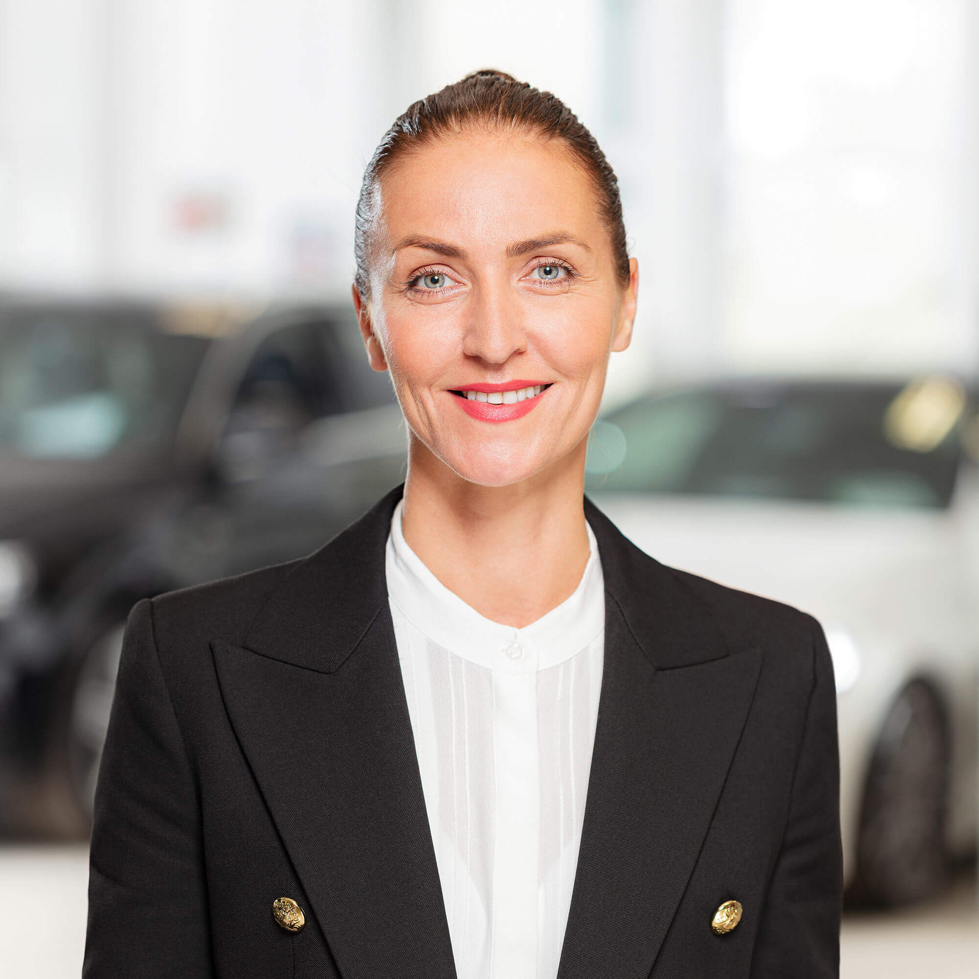 Businessportrait einer Frau in einem Autohaus