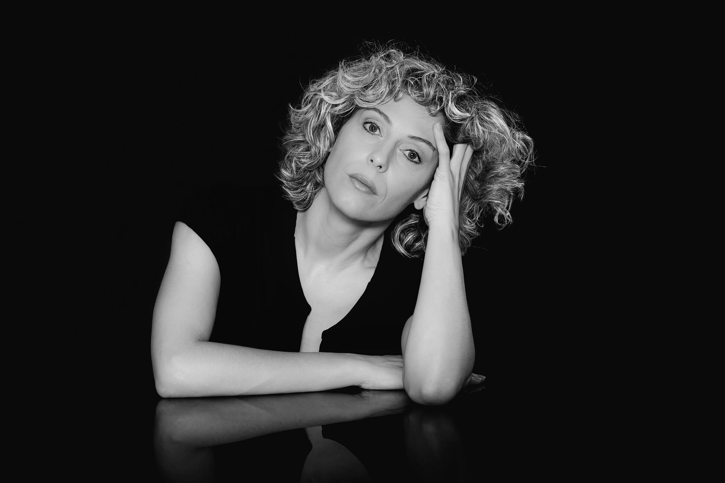 Portrait einer Schauspielerin im Studio vor Schwarzem Hintergrund
