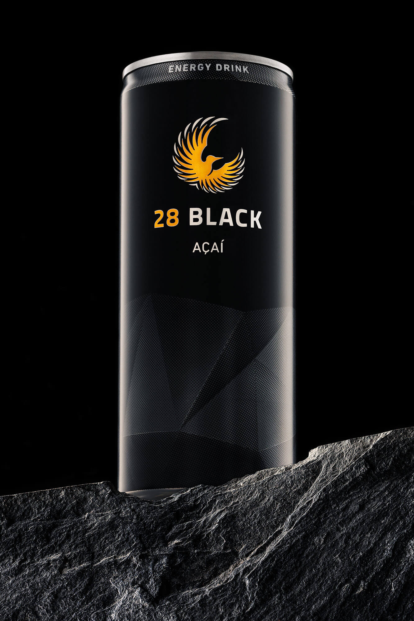Energy Drink auf Schieferstein vor schwarzem Hintergrund