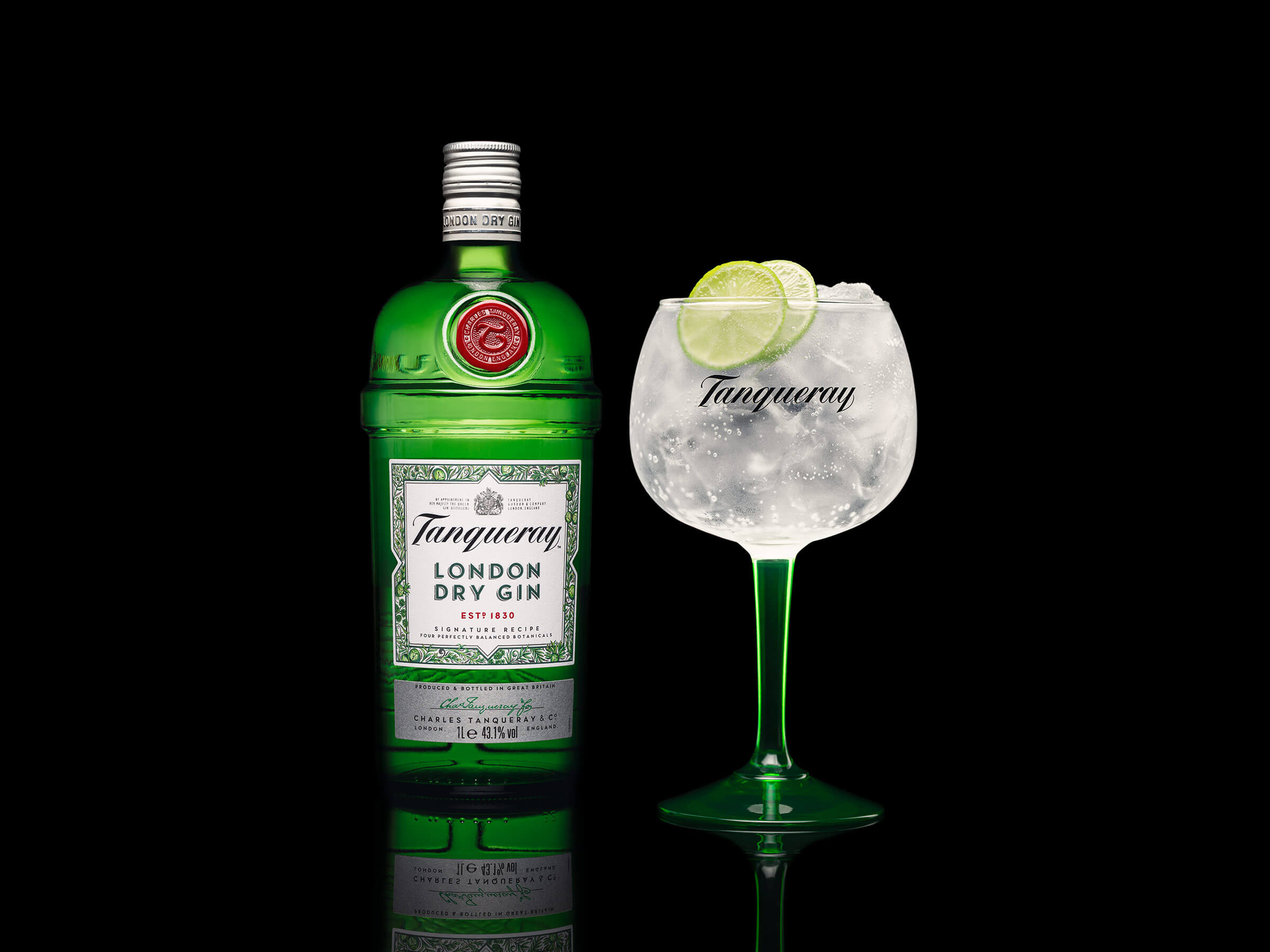 Tanqueray Gin mit Glas und Gin Tonic mit Spiegelung vor schwarzem Hintergrund