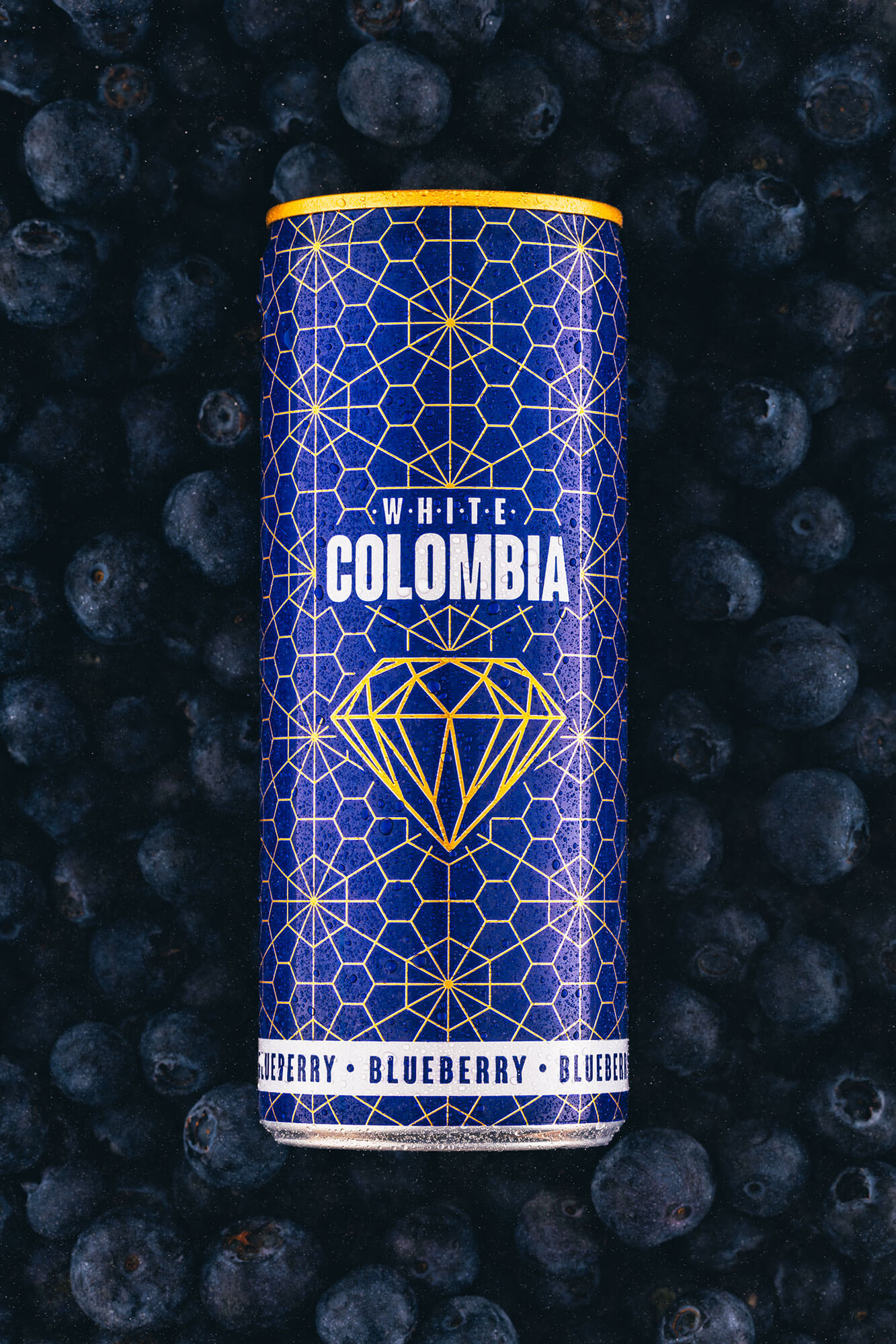 Energy Drink mit Blaubeeren als Hintergrund fotogtafiert