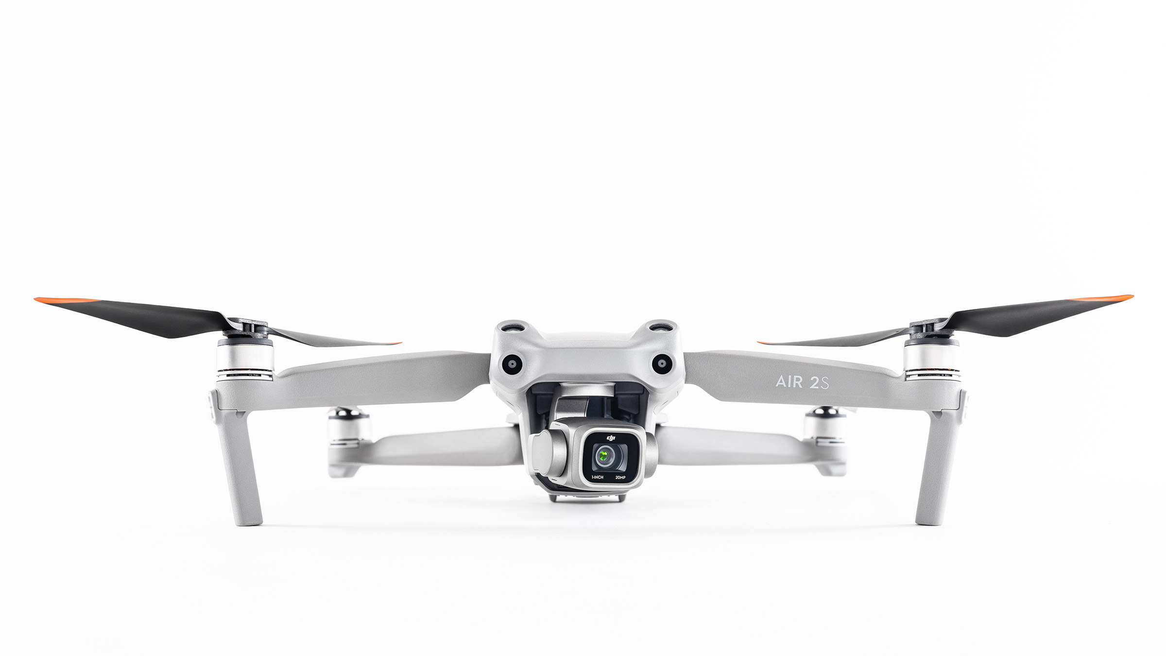 DJI Drohne auf Weiß mit Schatten fotografiert