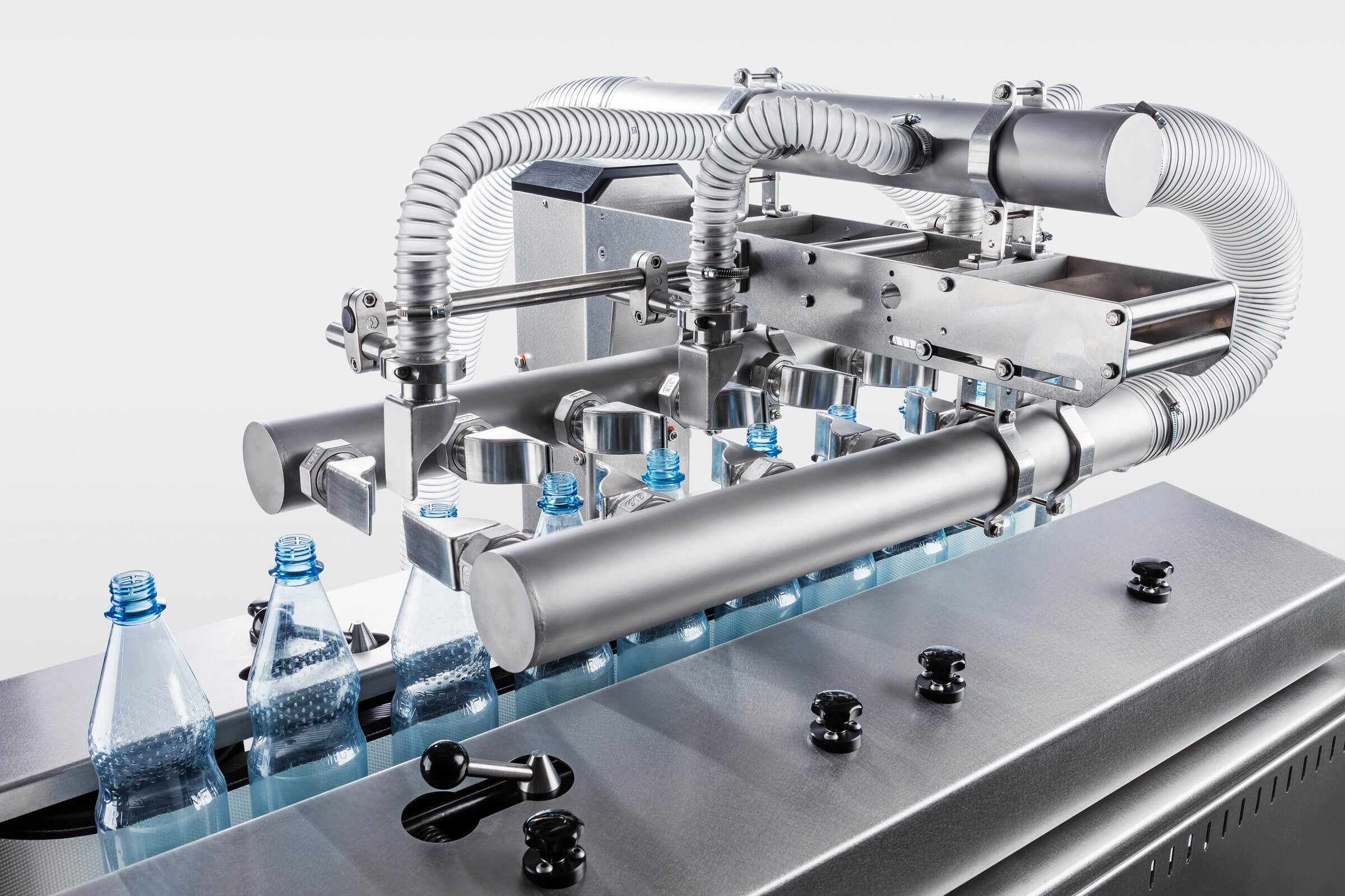 Maschine für Flascheninspektion vor hellem Hintergrund