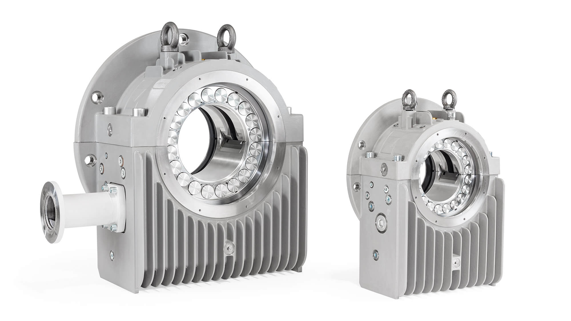 Zwei Kugellager für die Industrie auf weißem Hintergrund