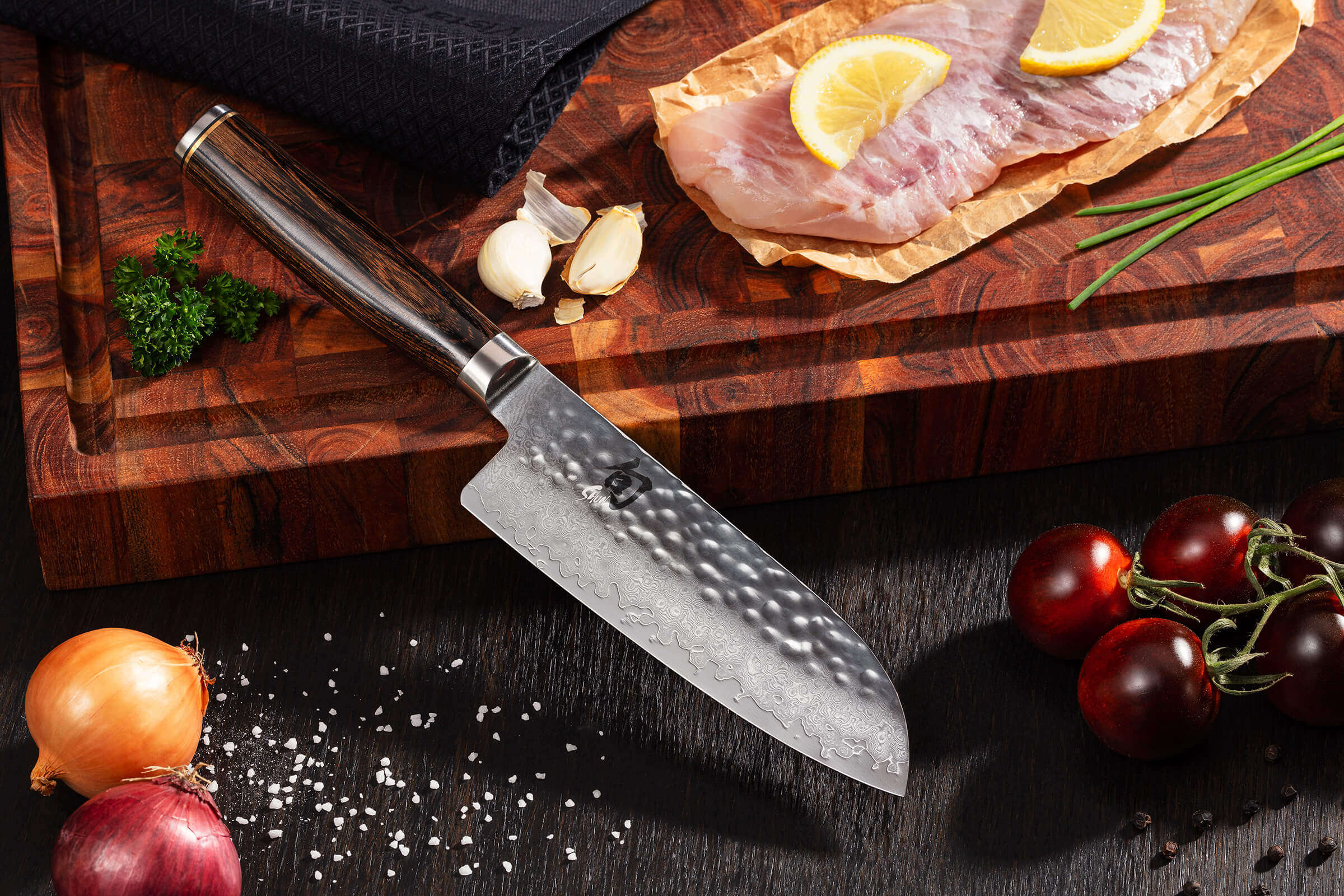 Hochwertiges Messer auf einem Schneidebrett mit Lebensmittel