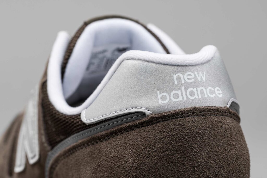 Sneaker Rückansicht Studioaufnahme vor grauem Hintergrund