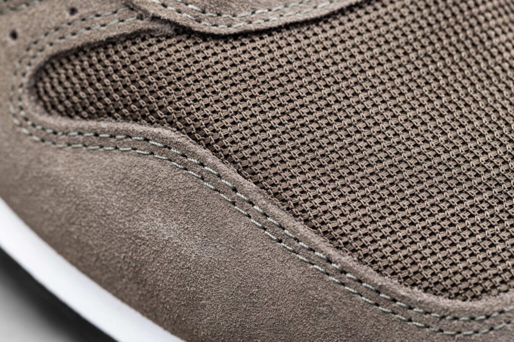 Sneaker Detail Material Studioaufnahme vor grauem Hintergrund