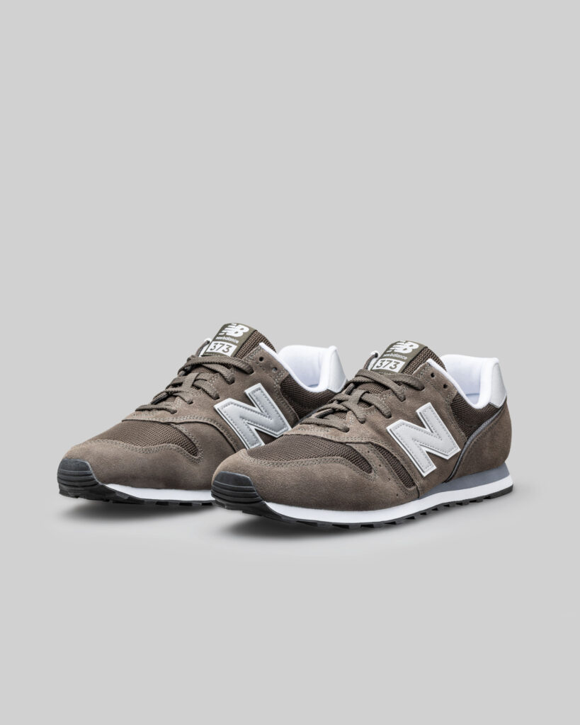 Sneaker Frontalansicht Studioaufnahme vor grauem Hintergrund