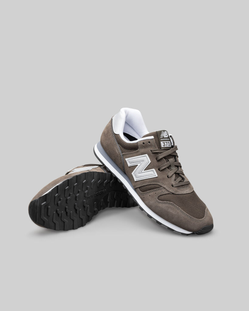 Sneaker dynamische Ansicht Studioaufnahme vor grauem Hintergrund