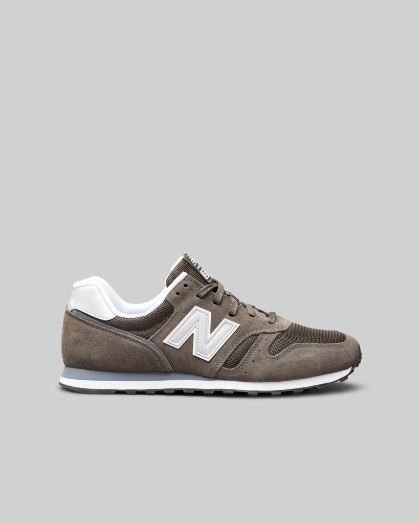 Sneaker rechter Schuh Studioaufnahme vor grauem Hintergrund