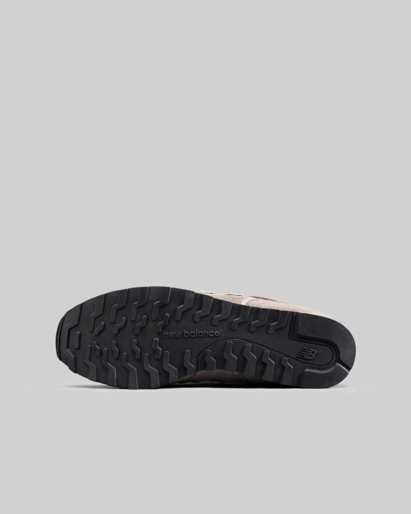 Sneaker Sohle Studioaufnahme vor grauem Hintergrund