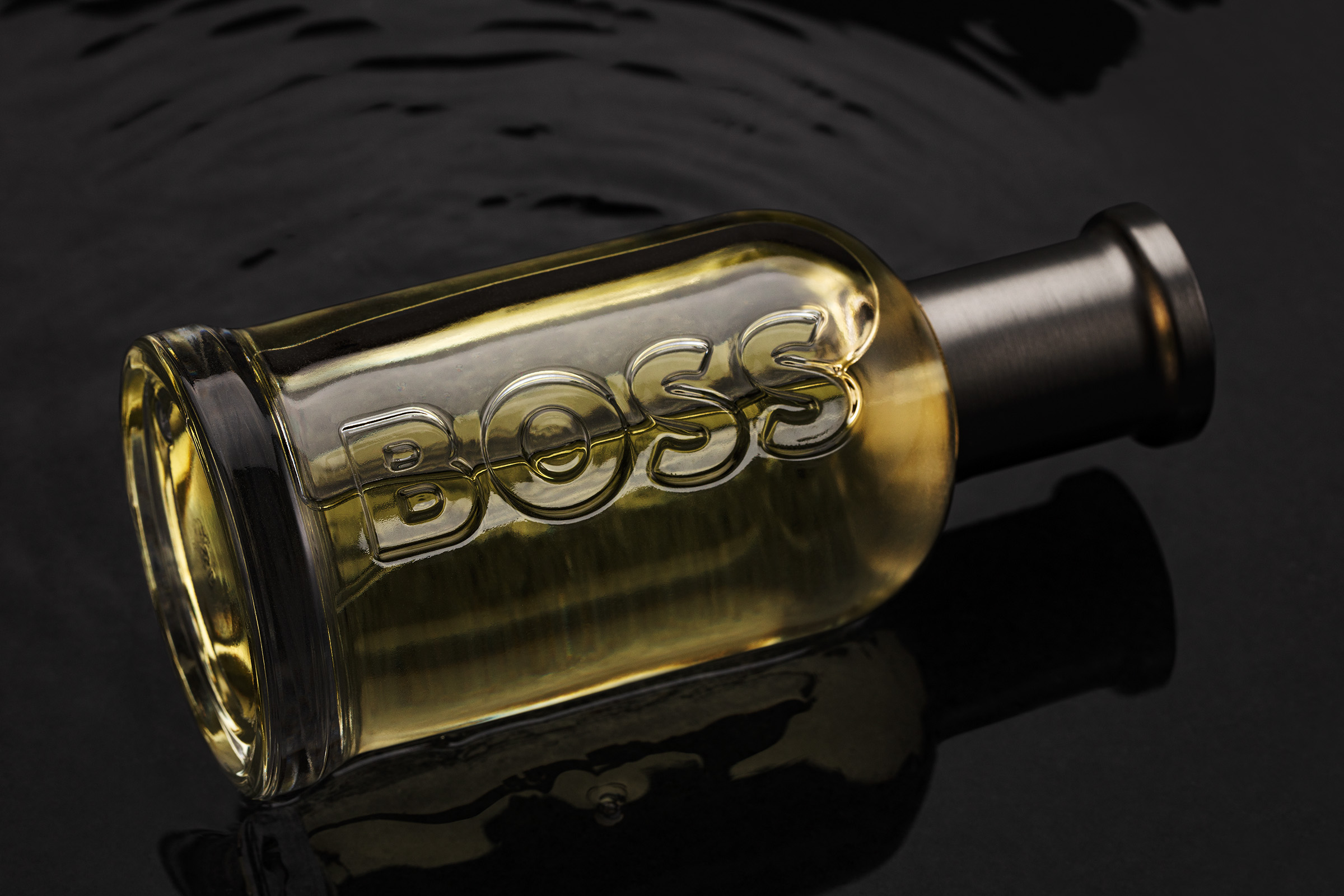 Parfüm im Wasser mit Spiegelung