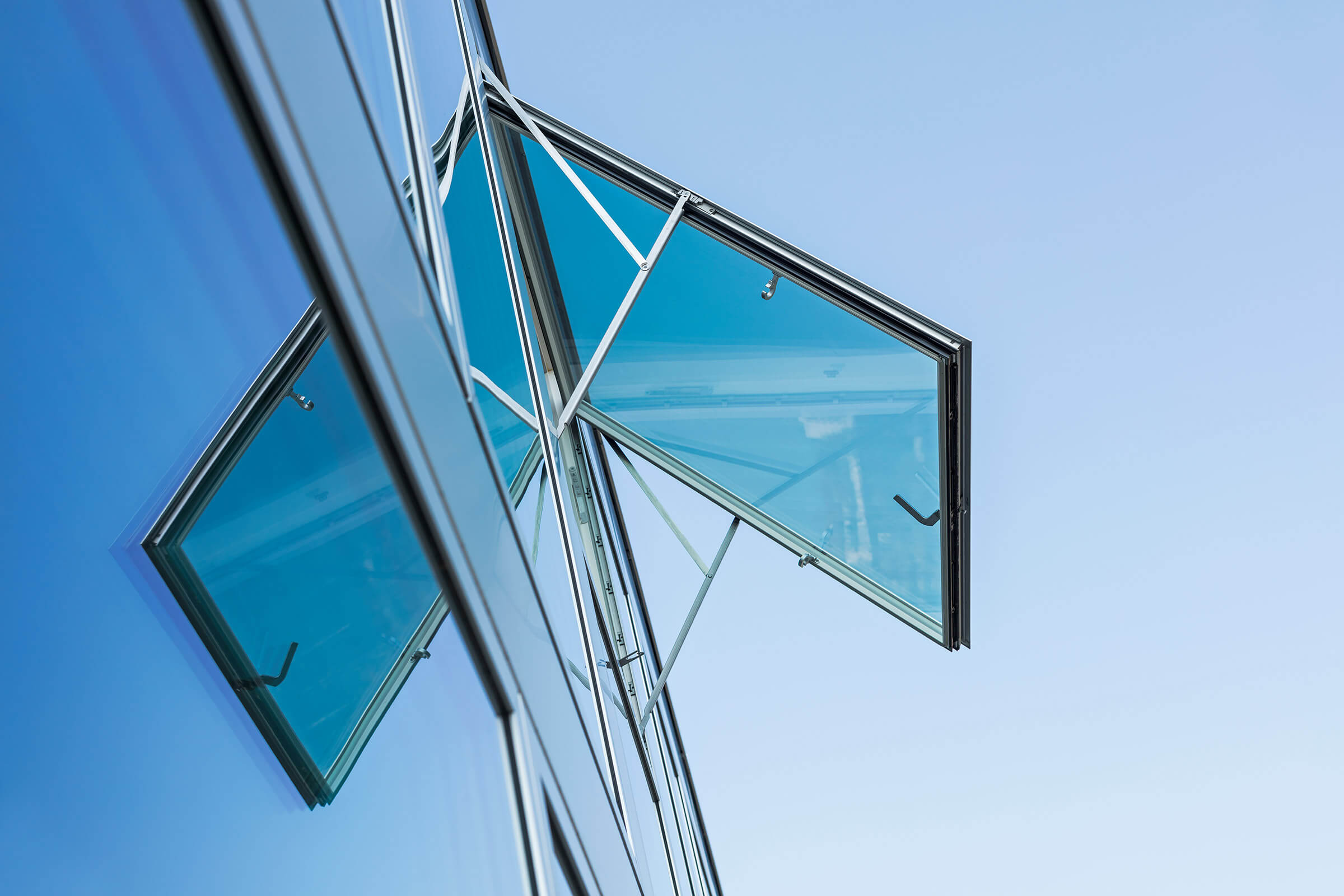 Produktfoto Fenster mit Spiegelung und blauem Himmel