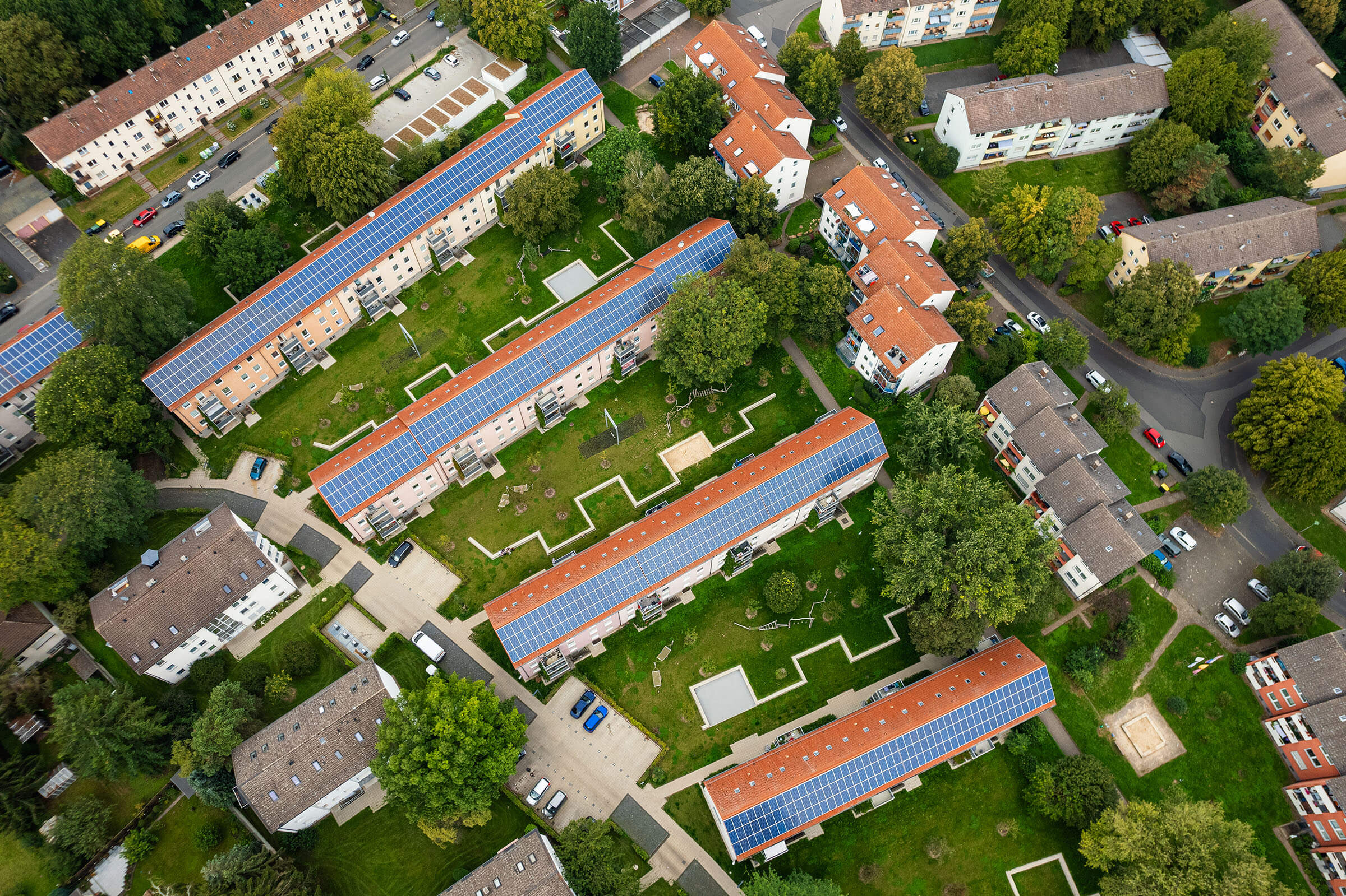 Luftaufnahme Wohngebäude mit Solaranlagen