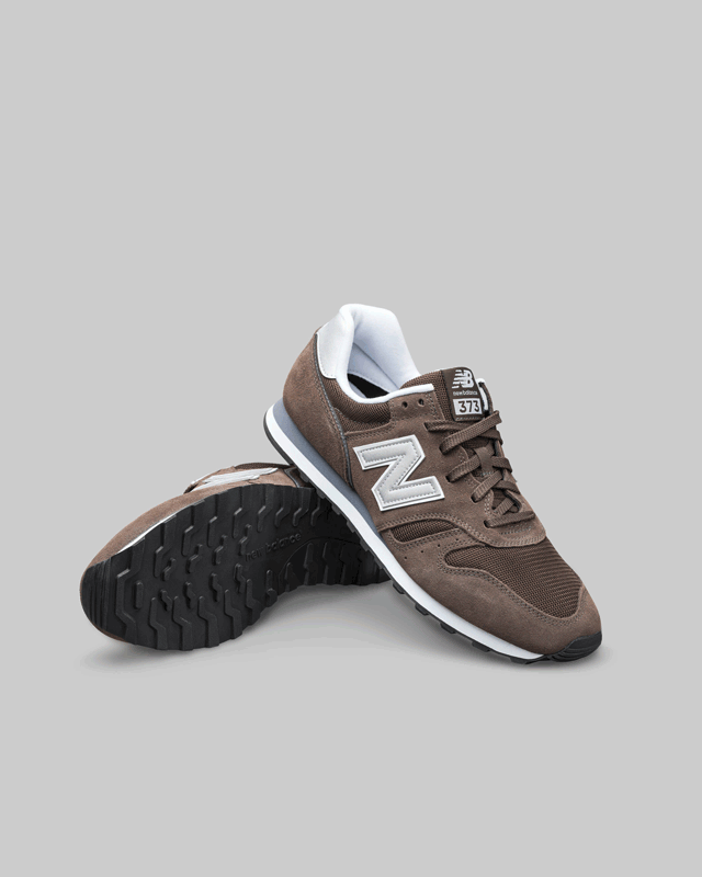 Sneaker New Balance gif vor grauem Hintergrund