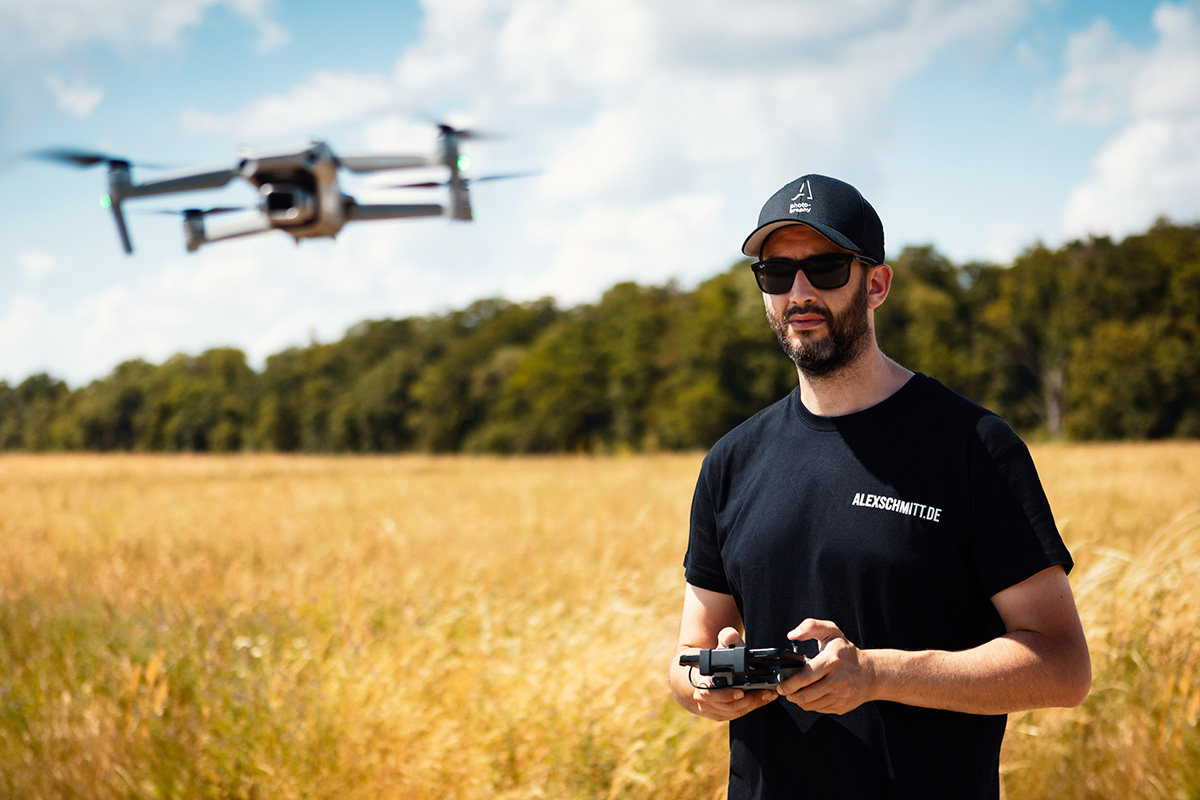 Behind the Scenes Alex Schmitt steuert Drohne in der Natur