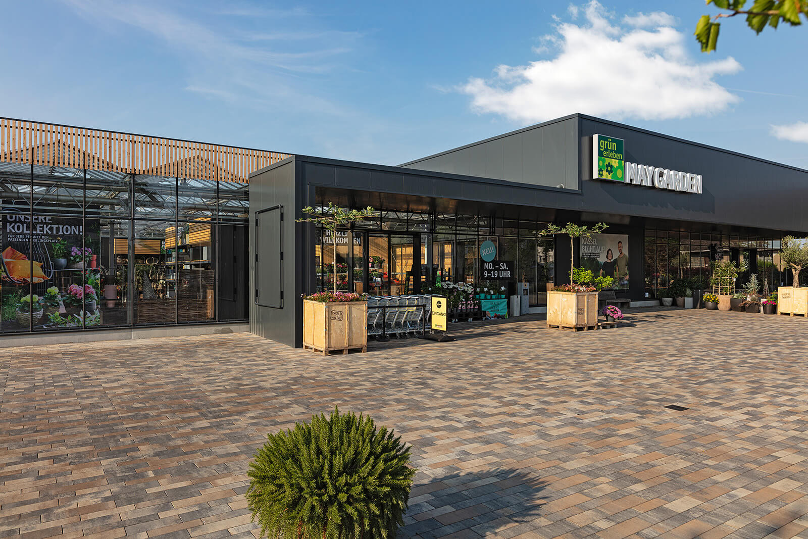 Aussenaufnahme Architektur mit blauem Himmel