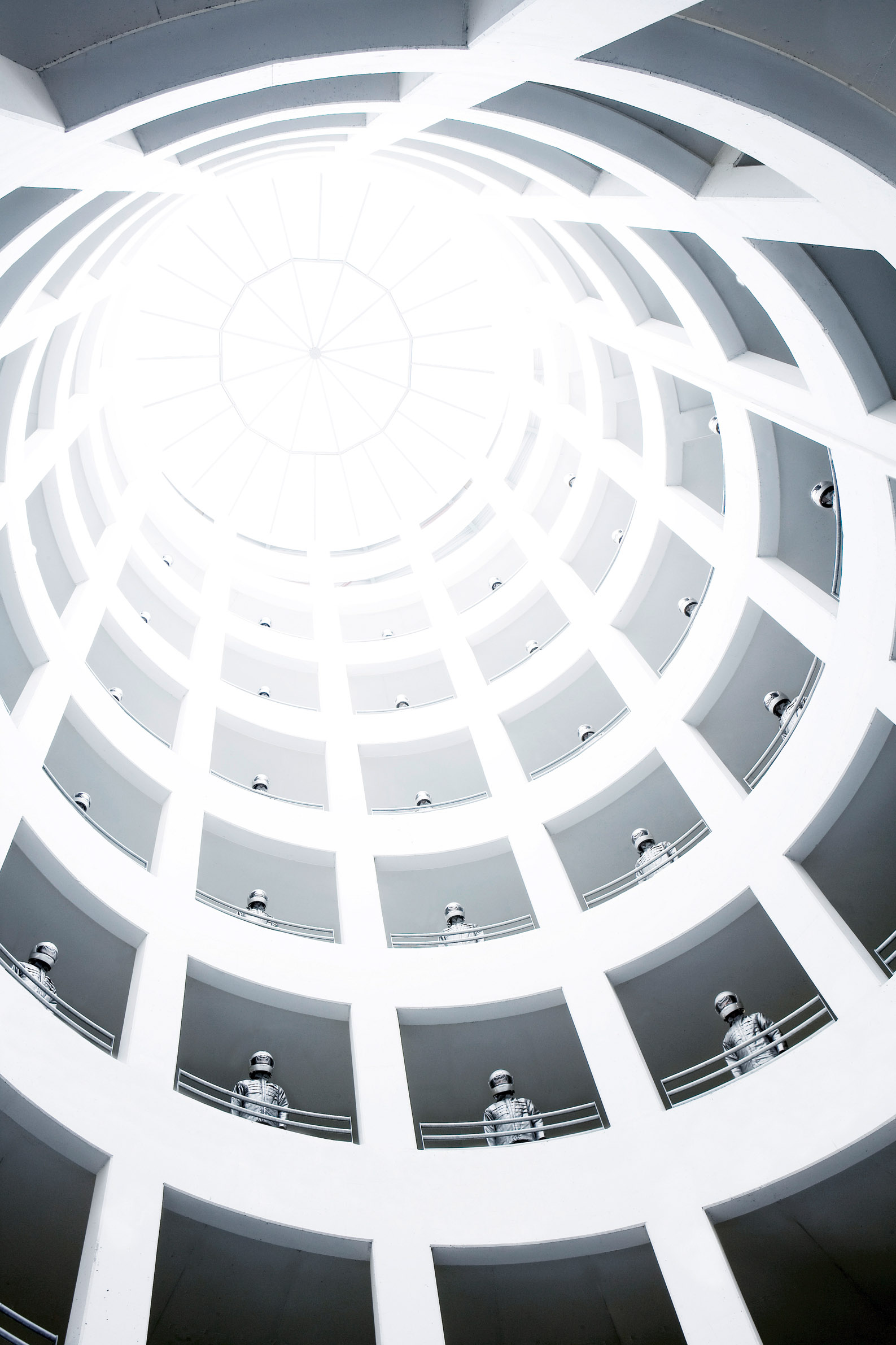 Künstlerische Fotografie von Parkhaus mit Personen