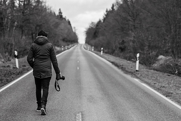 Über Mich Alex Schmitt im Wald auf einer Strasse