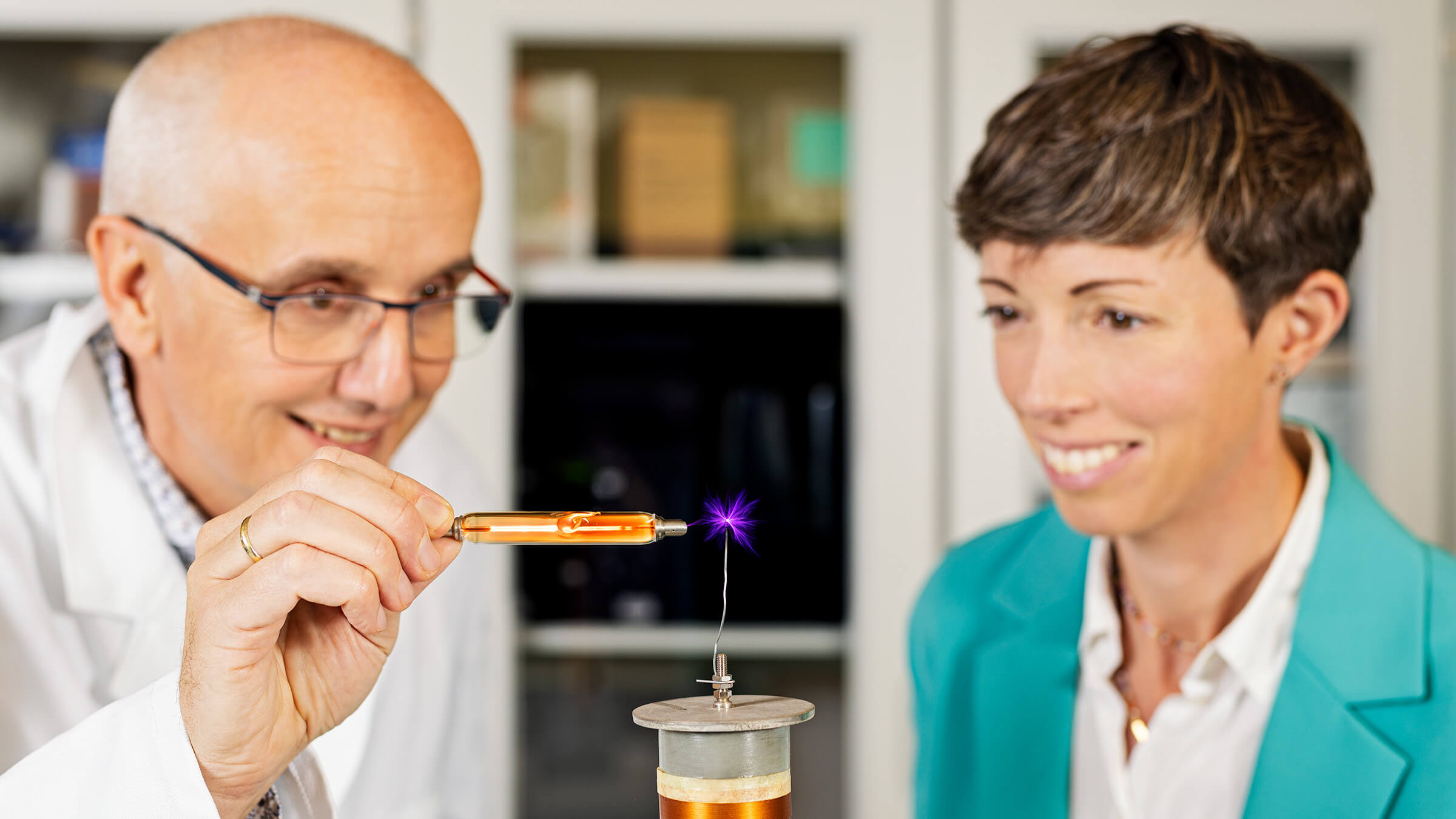 Zwei Personen bei einem Experiment im Labor