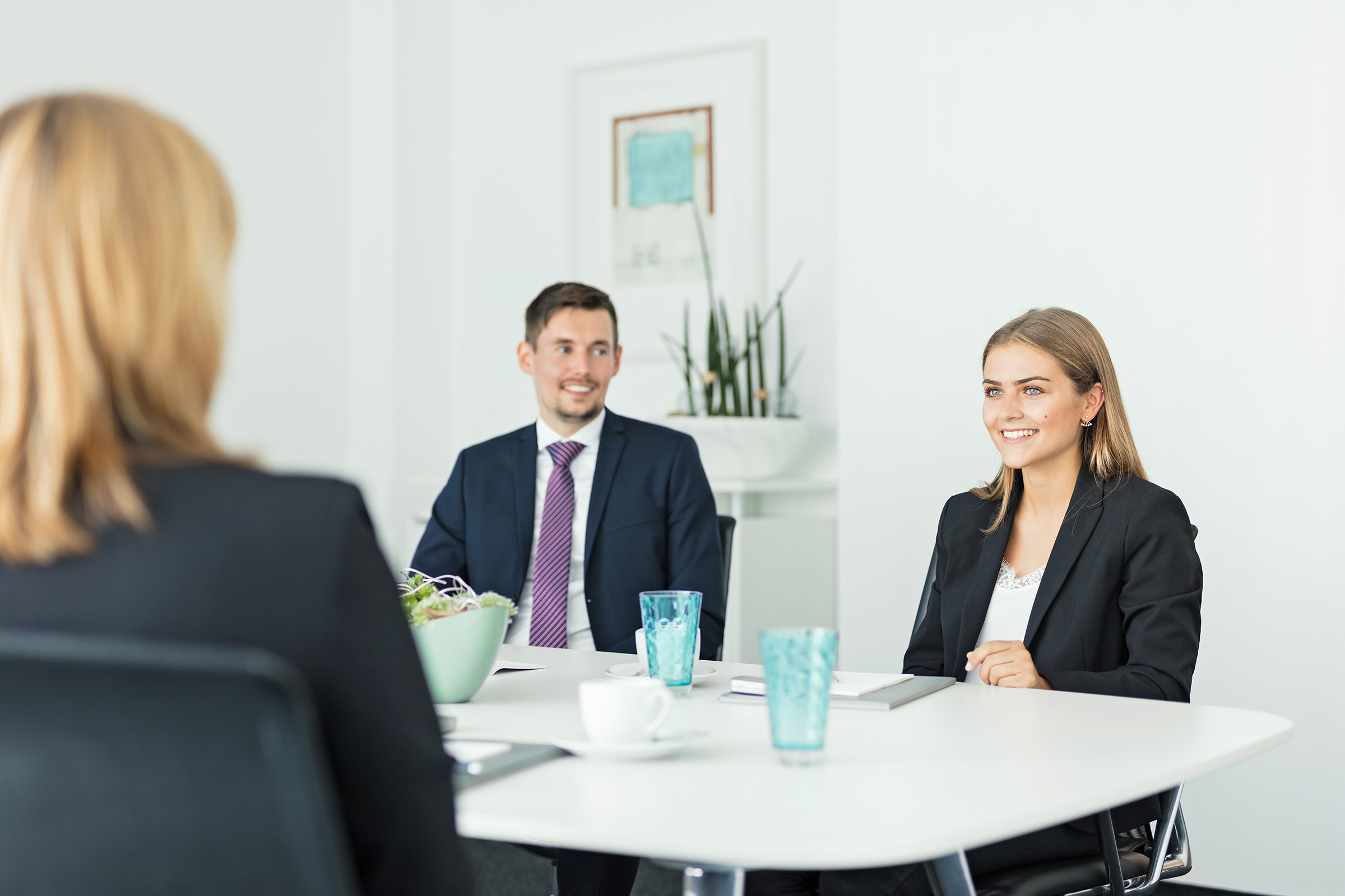 Drei Personen bei einem Meeting im Konferenzraum