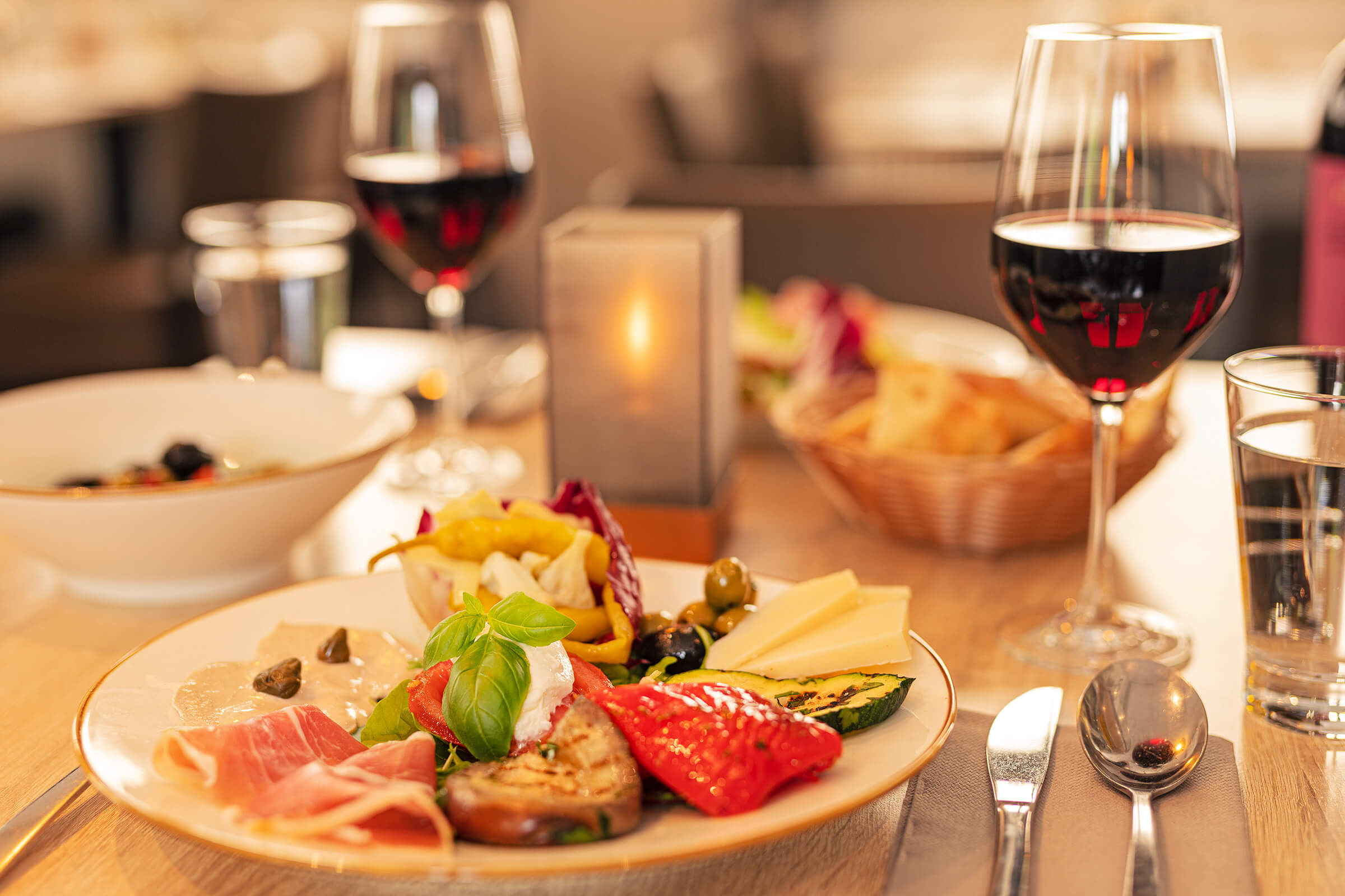 Antipasti und Wein auf einem Tisch im Restaurant Kassel