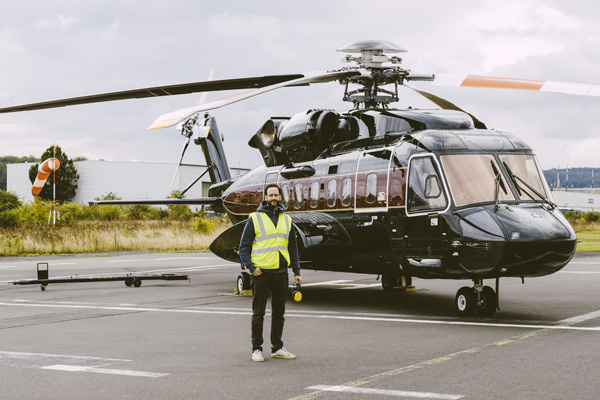 Über Mich vor Helicopter auf Flugplatz
