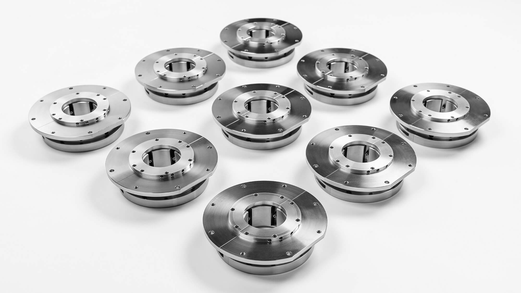 Gruppenaufnhame von Kugellagern vor grauem Hintergrund