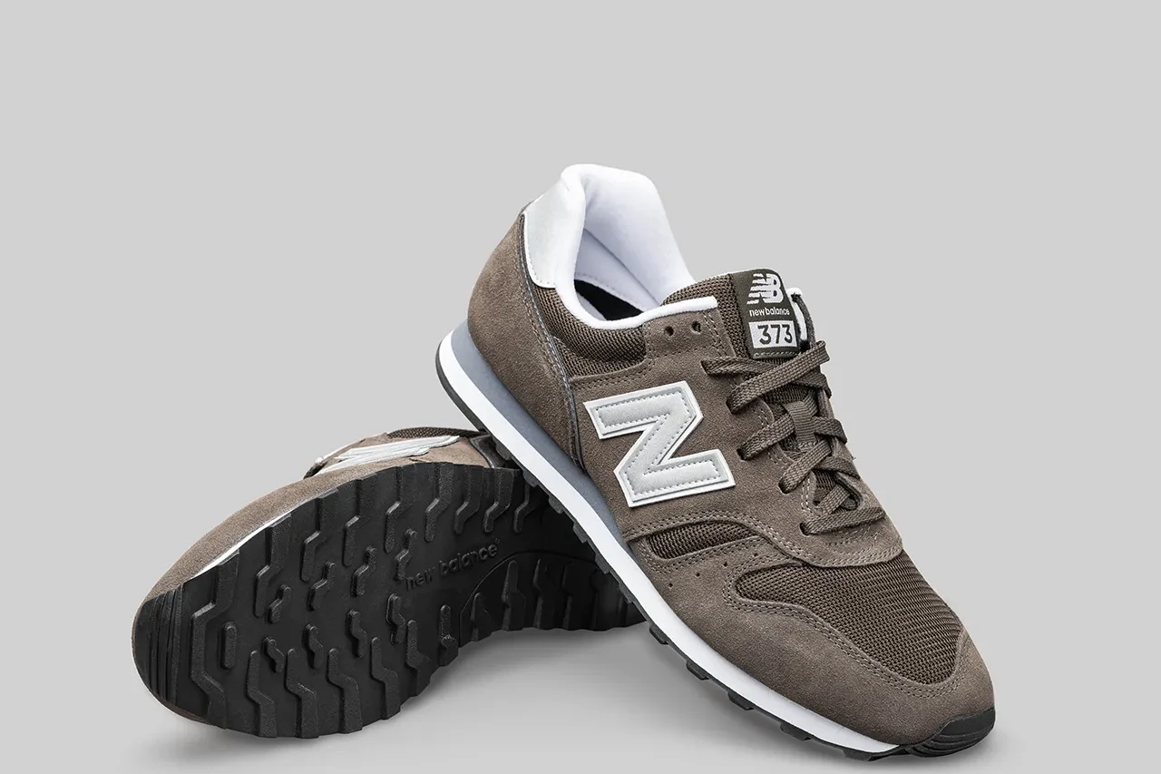 Zwei New Balance Sneaker in stehender Position vor neutralem Hintergrund.