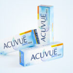 Mehrere Acuvue Kontaktlinsen-Verpackungen als Produktaufnahme vor hellem Hintergrund.
