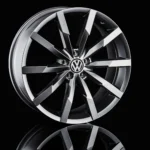 Volkswagen Alufelge als Produktaufnahme mit Spiegelung vor schwarzem Hintergrund.