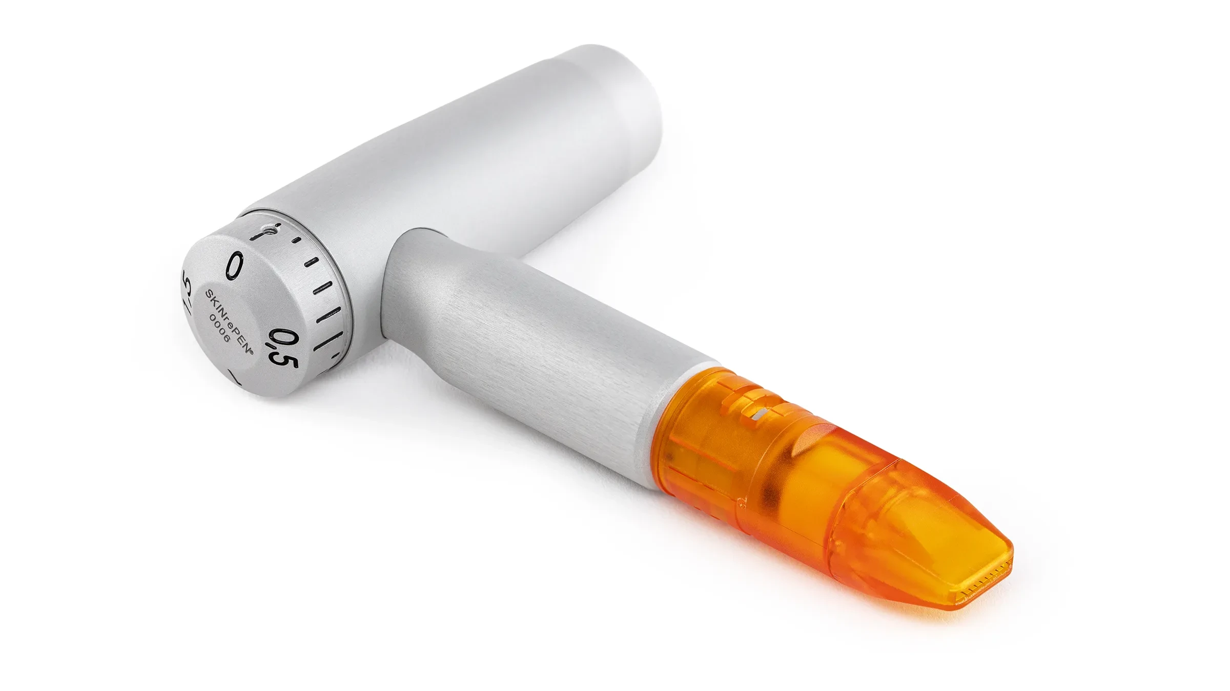 Weißes SKINrePEN Handstück mit orangefarbenem Aufsatz vor hellem Hintergrund.